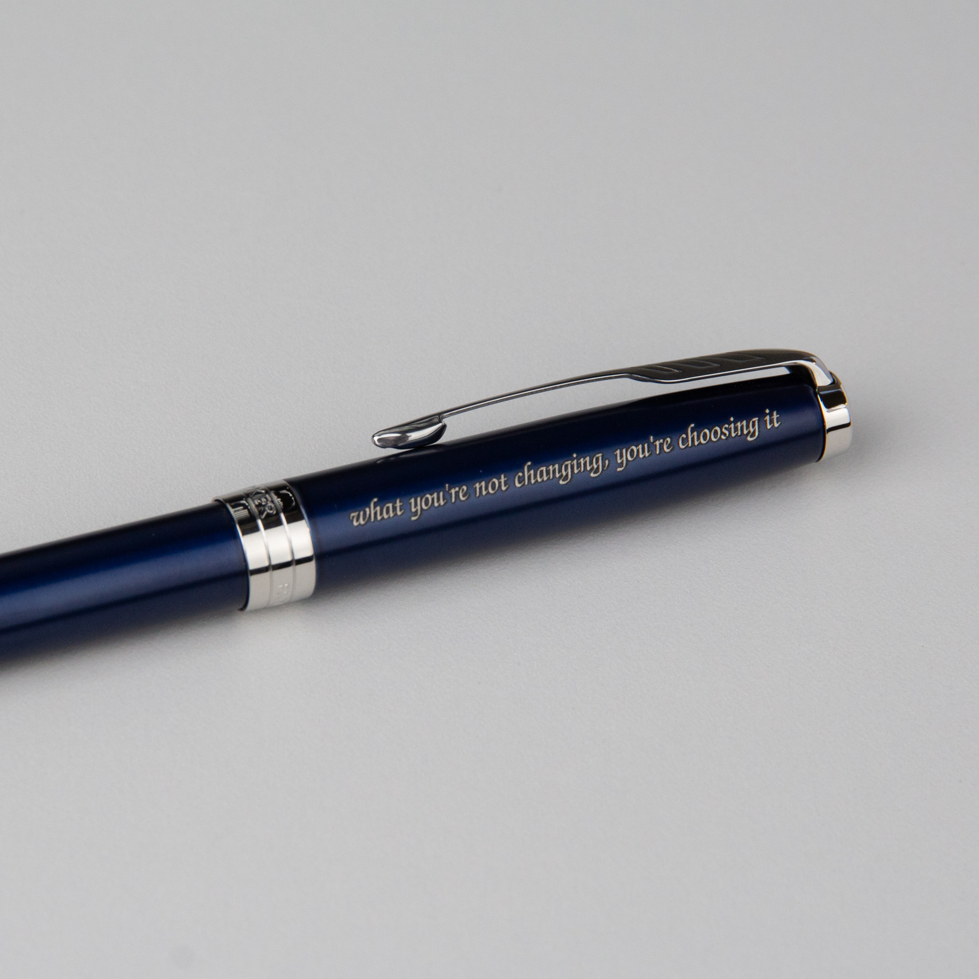 Długopis Parker Sonnet Niebieska Laka CT (1931536) z grawerem „What you're not changing, you're choosing it”, elegancki niebieski długopis Parker