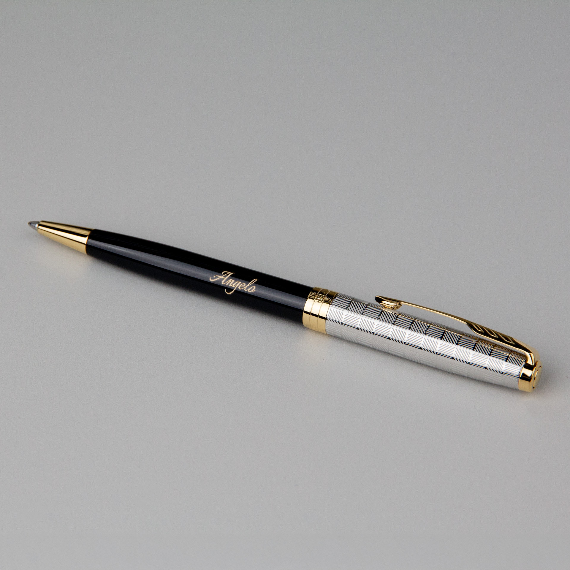 Długopis Parker Sonnet Metal & Black GT (2119787) z grawerem „Angela”, elegancki długopis Parker z czarnym korpusem i złotymi wykończeniami