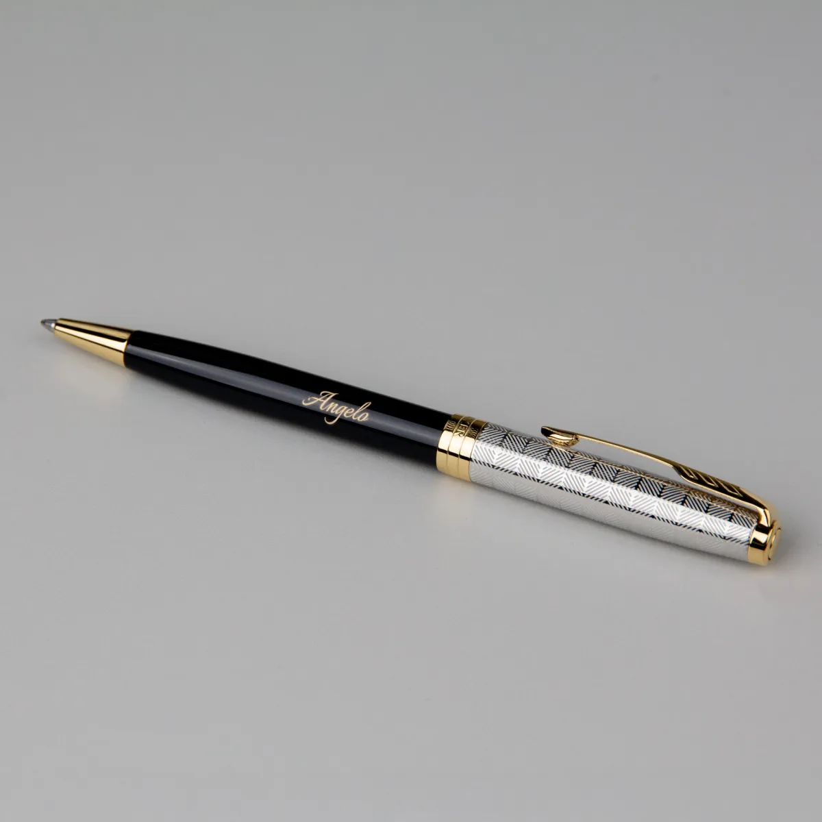 Długopis Parker Sonnet Metal & Black GT (2119787) z grawerem &bdquo;Angela&rdquo;, elegancki długopis Parker z czarnym korpusem i złotymi wykończeniami