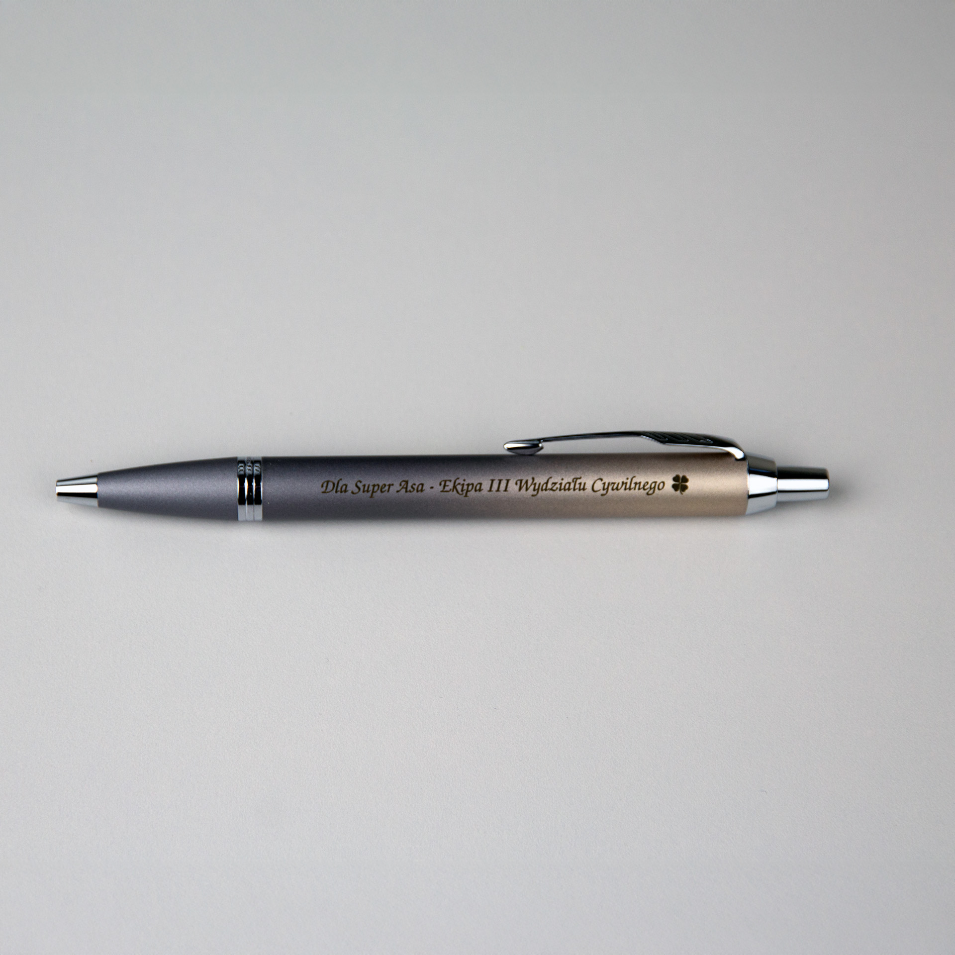 Długopis Parker IM Rituals Turquoise Grey (2203898) z grawerem „Dla Super Asa – Ekipa III Wydziału Cywilnego”, elegancki długopis Parker