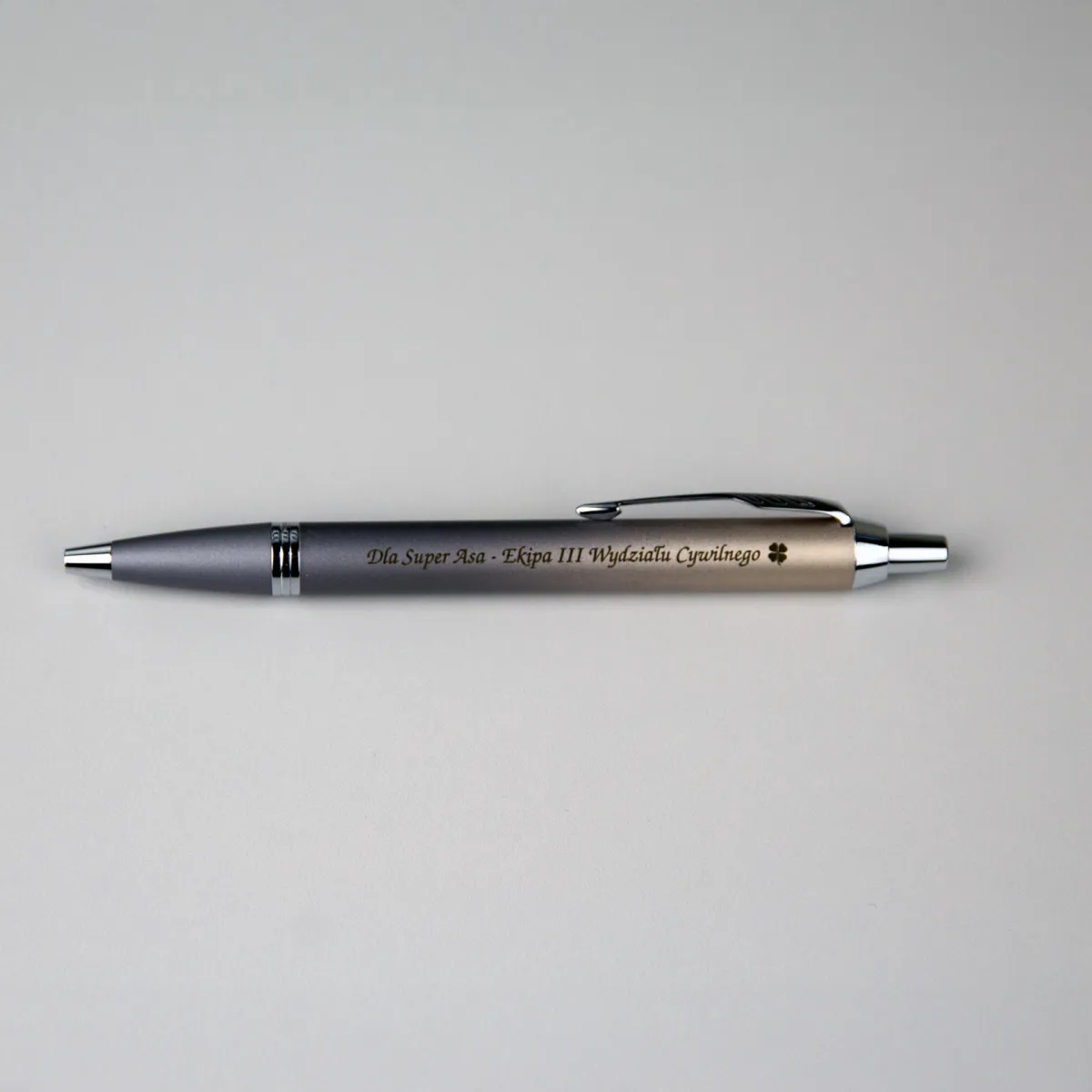 Długopis Parker IM Rituals Turquoise Grey (2203898) z grawerem &bdquo;Dla Super Asa &ndash; Ekipa III Wydziału Cywilnego&rdquo;, elegancki długopis Parker