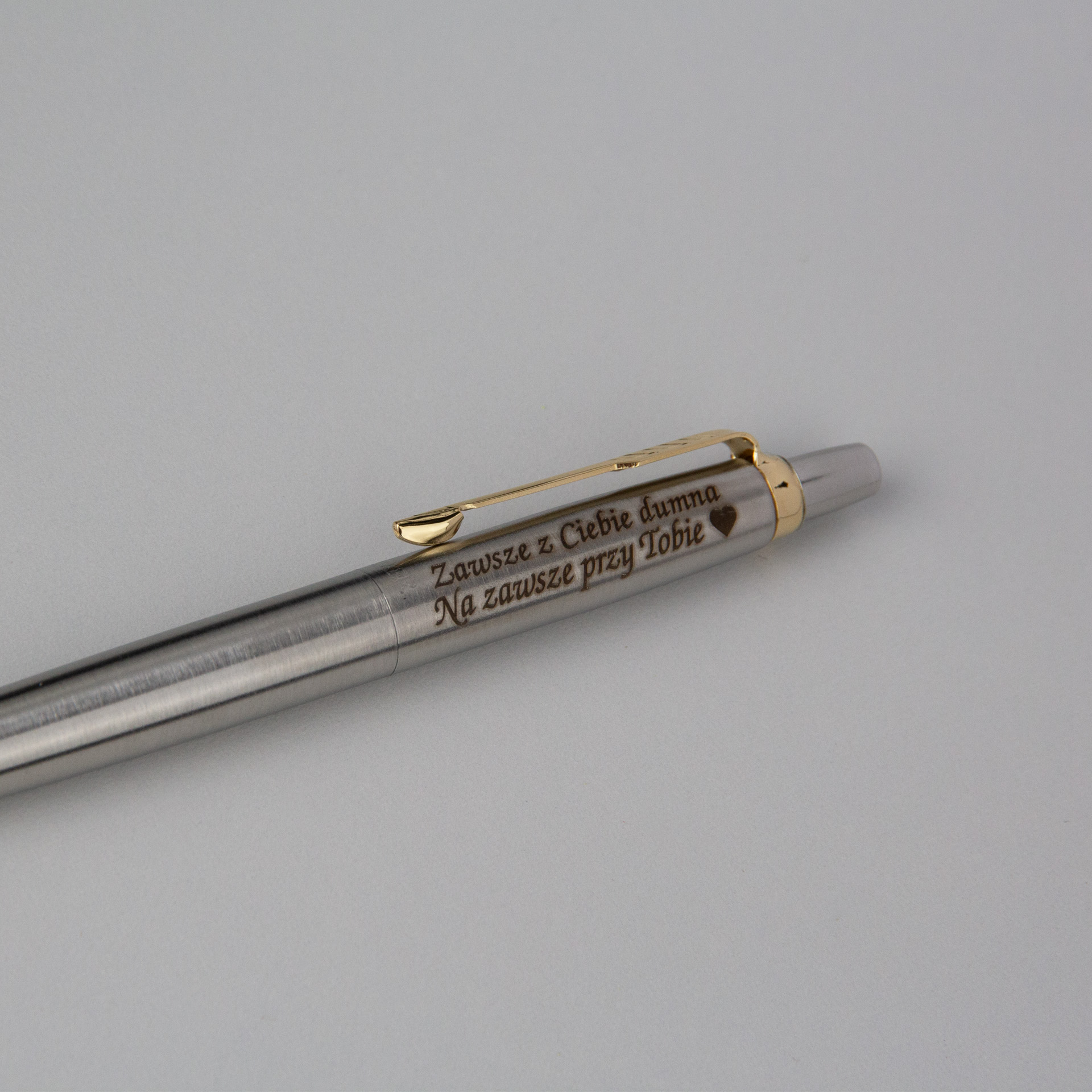 Długopis Parker Jotter Stalowy Matowy GT (1953182) z grawerem „Zawsze z Ciebie dumna”, stalowy długopis Parker ze złotym klipsem