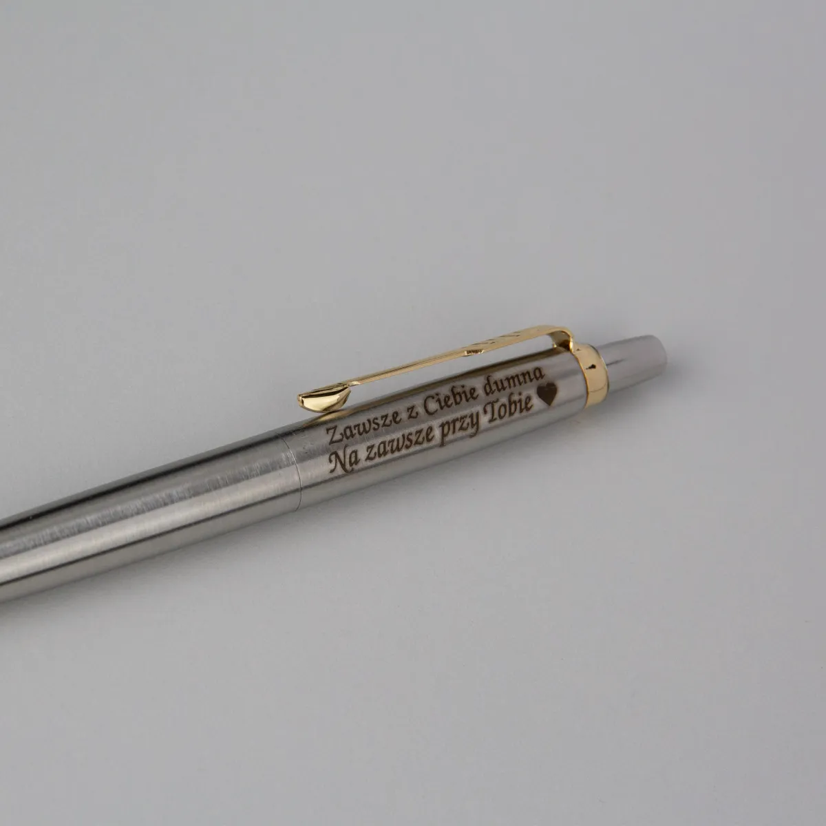 Długopis Parker Jotter Stalowy Matowy GT (1953182) z grawerem &bdquo;Zawsze z Ciebie dumna&rdquo;, stalowy długopis Parker ze złotym klipsem