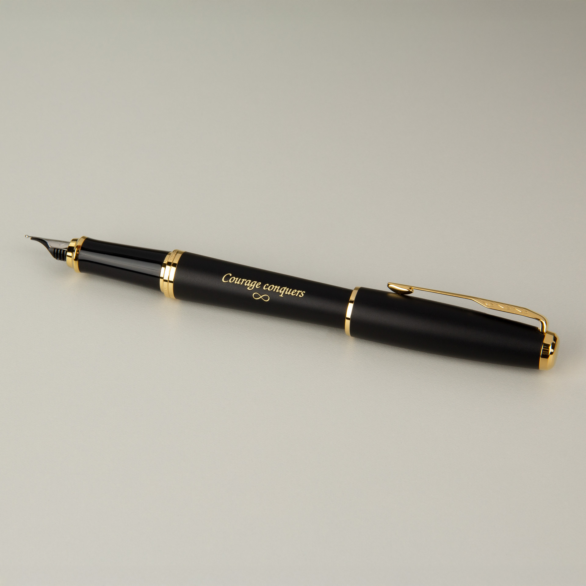 Pióro wieczne Parker Urban Muted Black GT (1931601) z grawerem „Courage conquers”