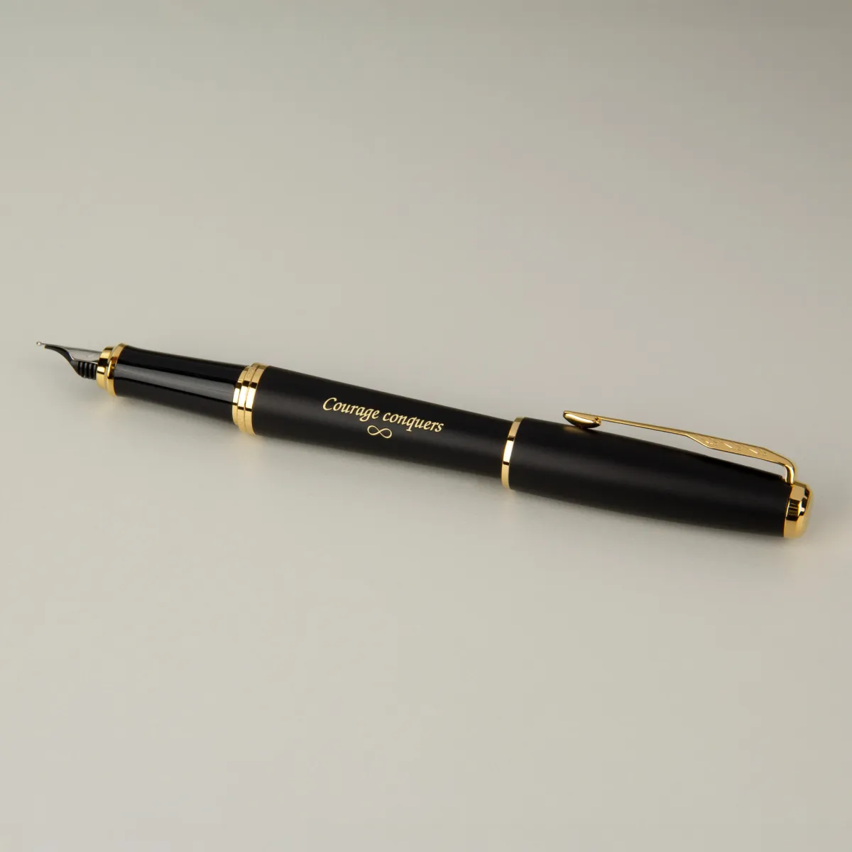 Pióro wieczne Parker Urban Muted Black GT (1931601) z grawerem „Courage conquers”