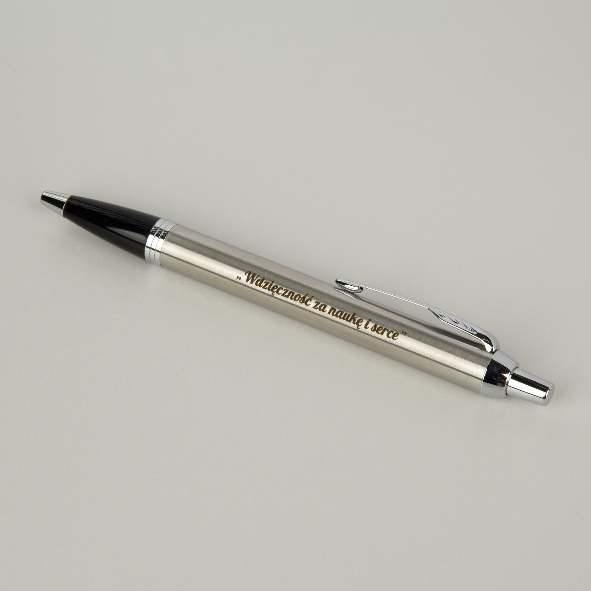 Srebrny elegancki długopis z grawerem dedykacji, metaliczne wykończenie, personalizowany prezent dla nauczyciela