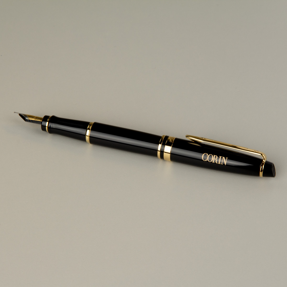 Czarne pióro wieczne Waterman Expert GT (S0951640) z grawerem, złote wykończenia, elegancki model premium