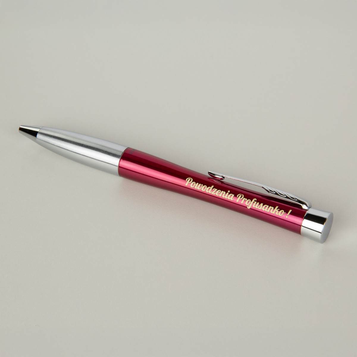 Czerwono-srebrny długopis z grawerem dedykacji, elegancki personalizowany prezent premium