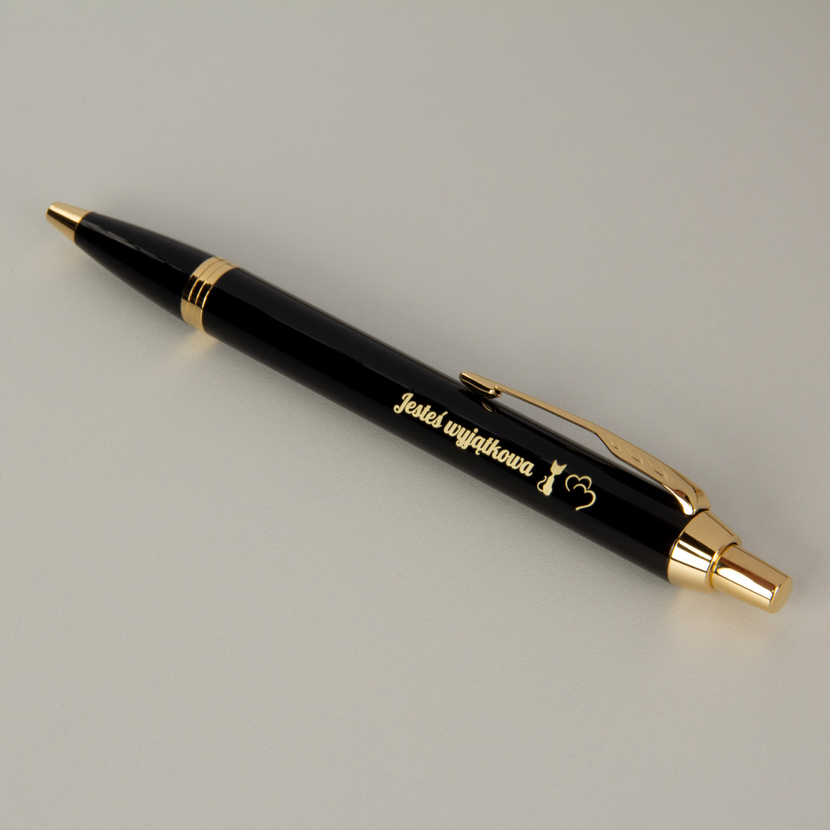 Długopis Parker IM Czarny GT (1931666) z personalizowanym grawerem, złote detale, elegancki design premium