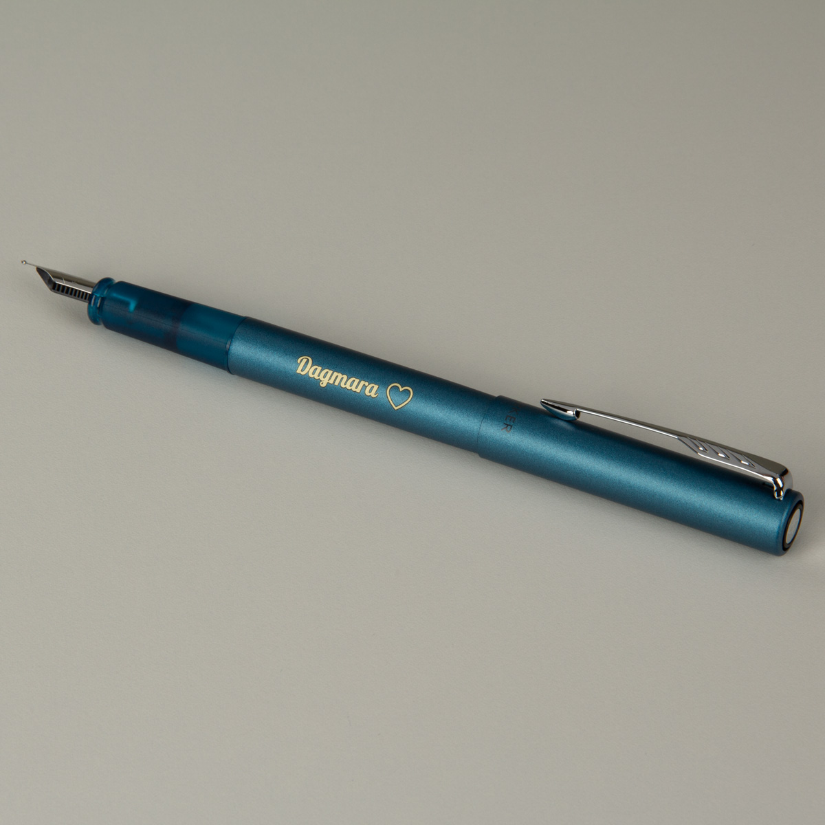 Pi&oacute;ro wieczne Parker Vector XL Teal CT (2159761) z personalizowanym grawerem imienia, turkusowy mat i srebrne detale