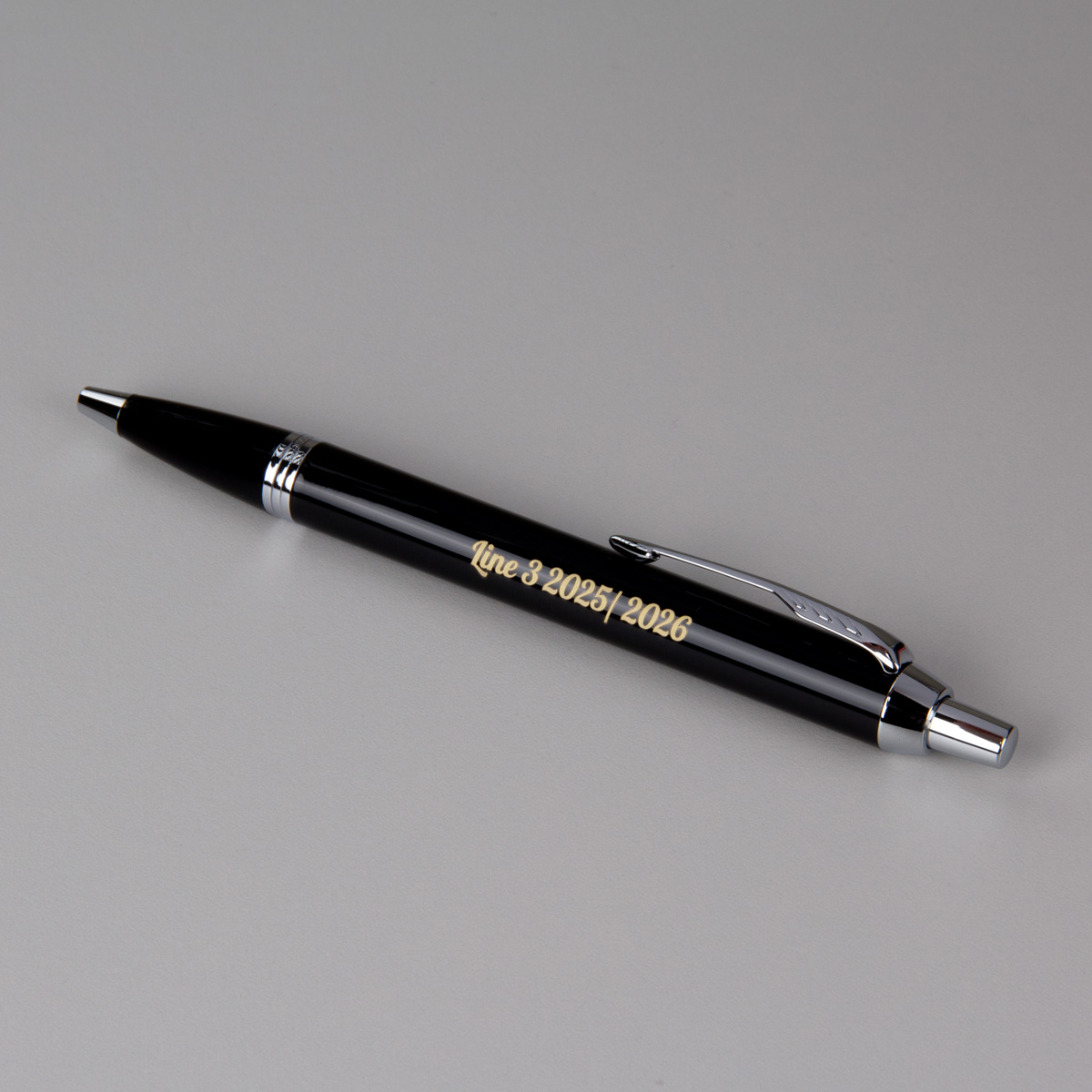 Długopis Parker IM Czarny CT (1931665) z grawerem „Line 3 2025/2026”, elegancki czarny długopis z chromowanymi wykończeniami