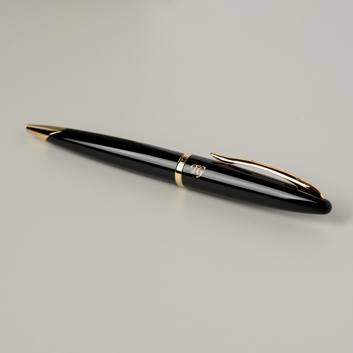 Długopis Waterman Carene Contemporary czarny GT S0700380 z grawerem inicjałów „TG”, lakierowany korpus i złote wykończenia