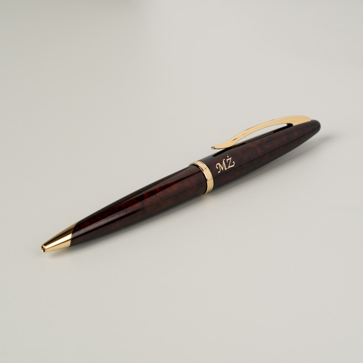 Długopis Waterman Carene bursztyn GT S0700940 z grawerem inicjałów „MŻ”, elegancki korpus w odcieniu bursztynowym i złote wykończenia