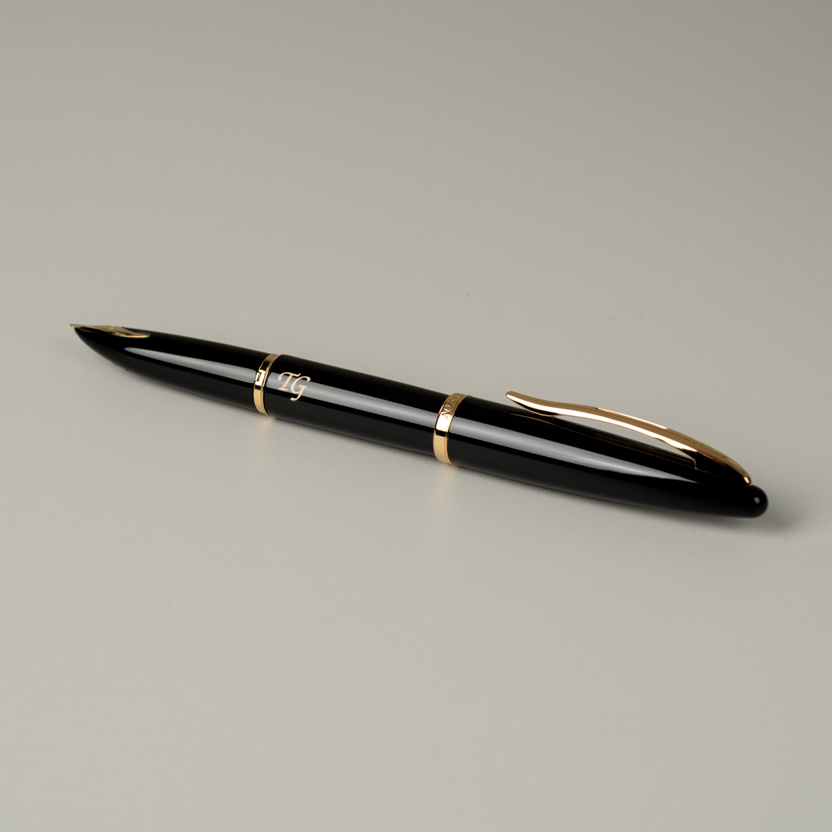Pióro wieczne Waterman Carene czarne GT S0700300 z grawerem inicjałów „TG”, lakierowany czarny korpus i złote wykończenia