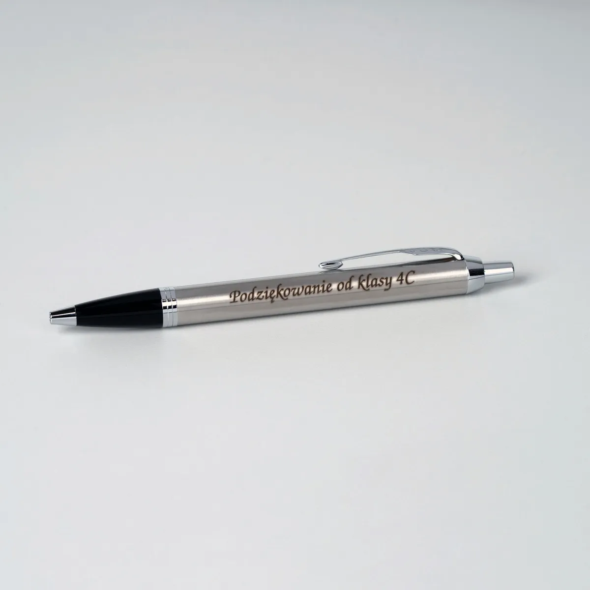 Długopis Parker IM Stainless Steel CT 2143631 srebrny z grawerem &bdquo;Podziękowanie od klasy 4C&rdquo;, stalowy korpus i chromowane wykończenia