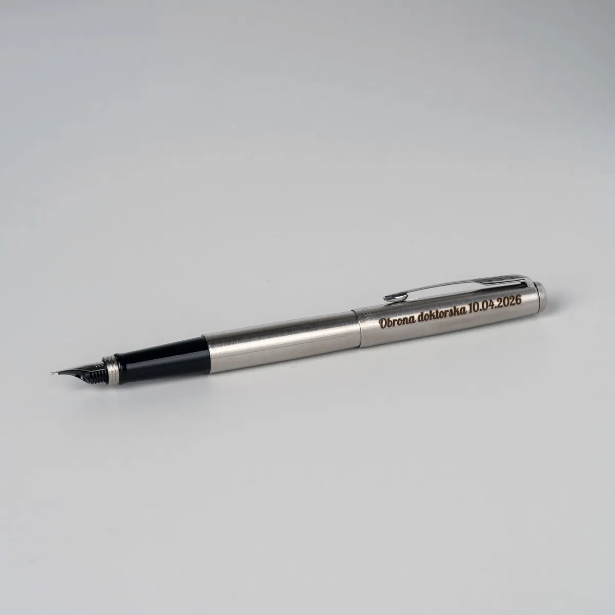 Pi&oacute;ro wieczne Parker Jotter Stalowy CT 2030946 z grawerem &bdquo;Obrona doktorska 10.04.2026&rdquo;, stal nierdzewna i chromowane wykończenia