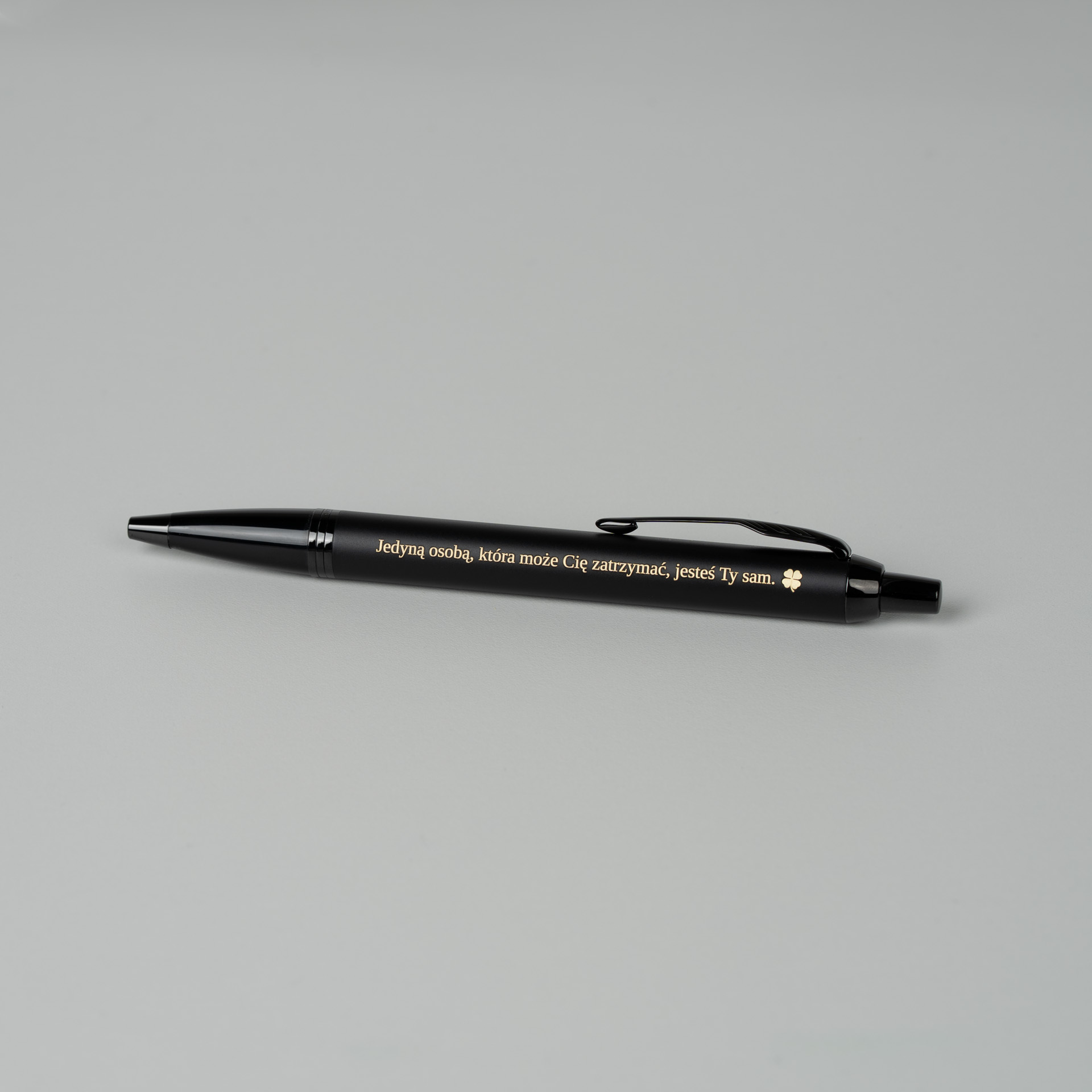Długopis Parker IM Achromatic Czarny 2127618 z grawerem „Jedyną osobą, która może Cię zatrzymać, jesteś Ty sam”, matowe czarne wykończenie