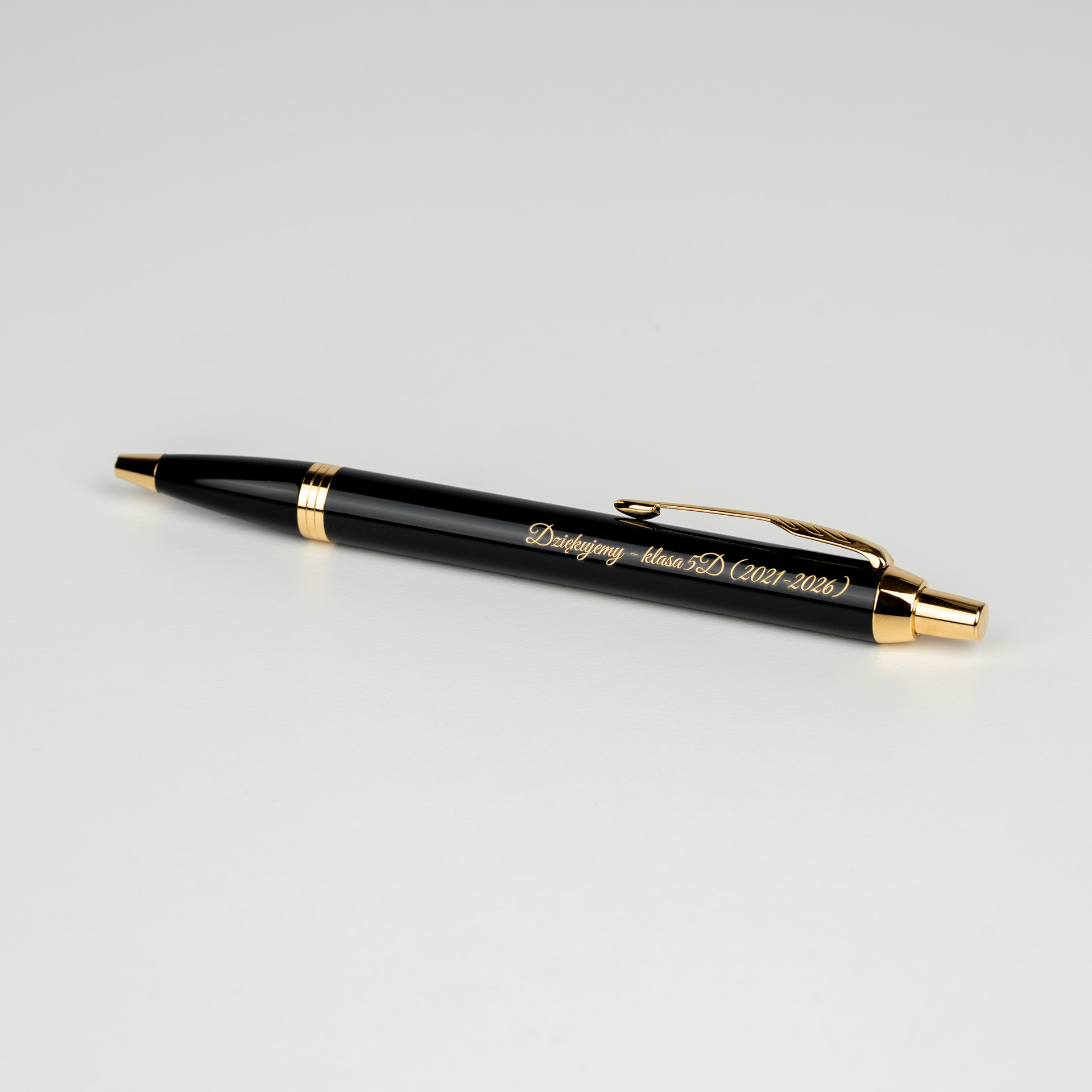 Długopis Parker IM Czarny GT 1931666 z grawerem „Dziękujemy – klasa 5D (2021–2026)”, czarny lakier i złote wykończenia