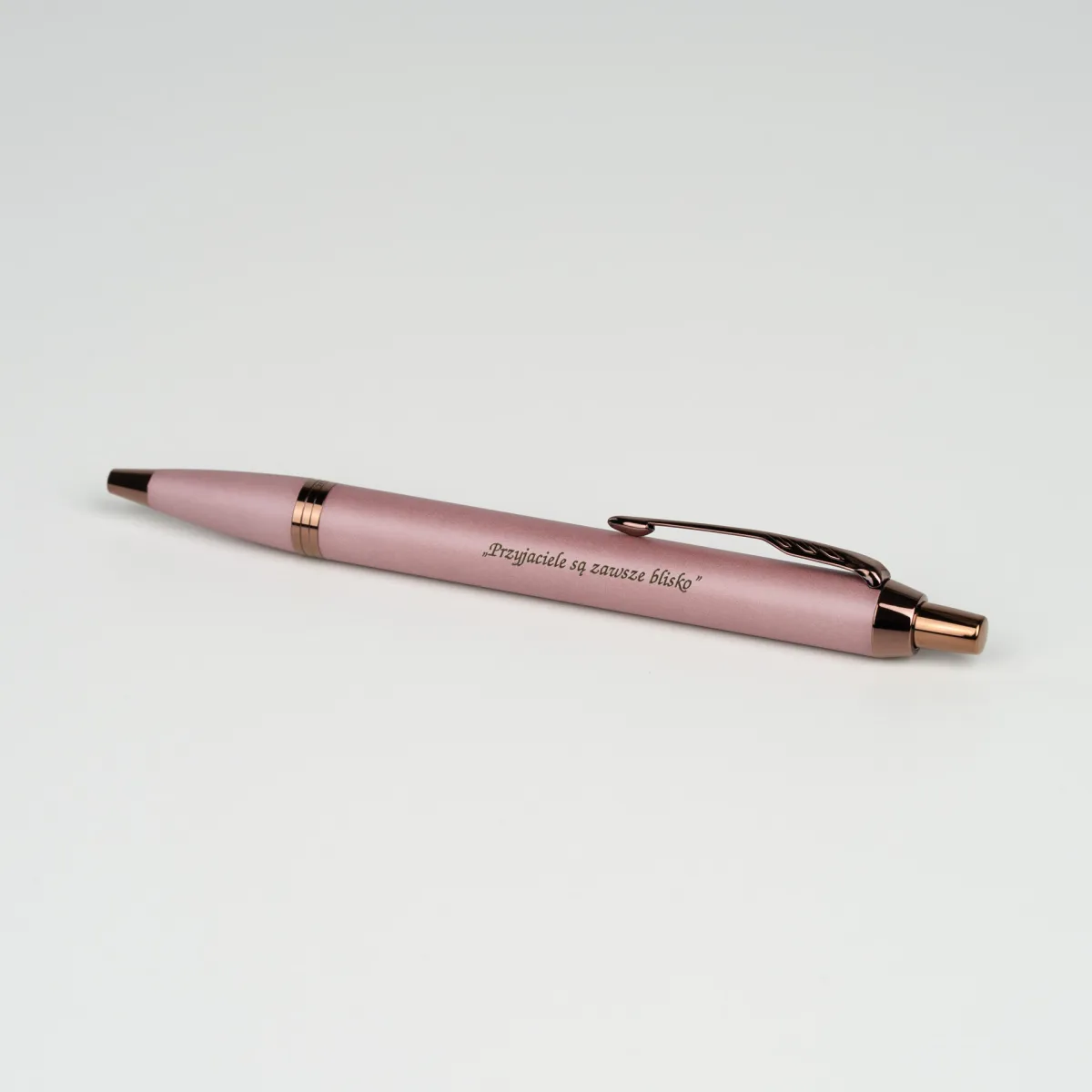Długopis Parker IM Rituals Mauve 2235416 z grawerem „Przyjaciele są zawsze blisko”, satynowe różowe wykończenie i elegancki design