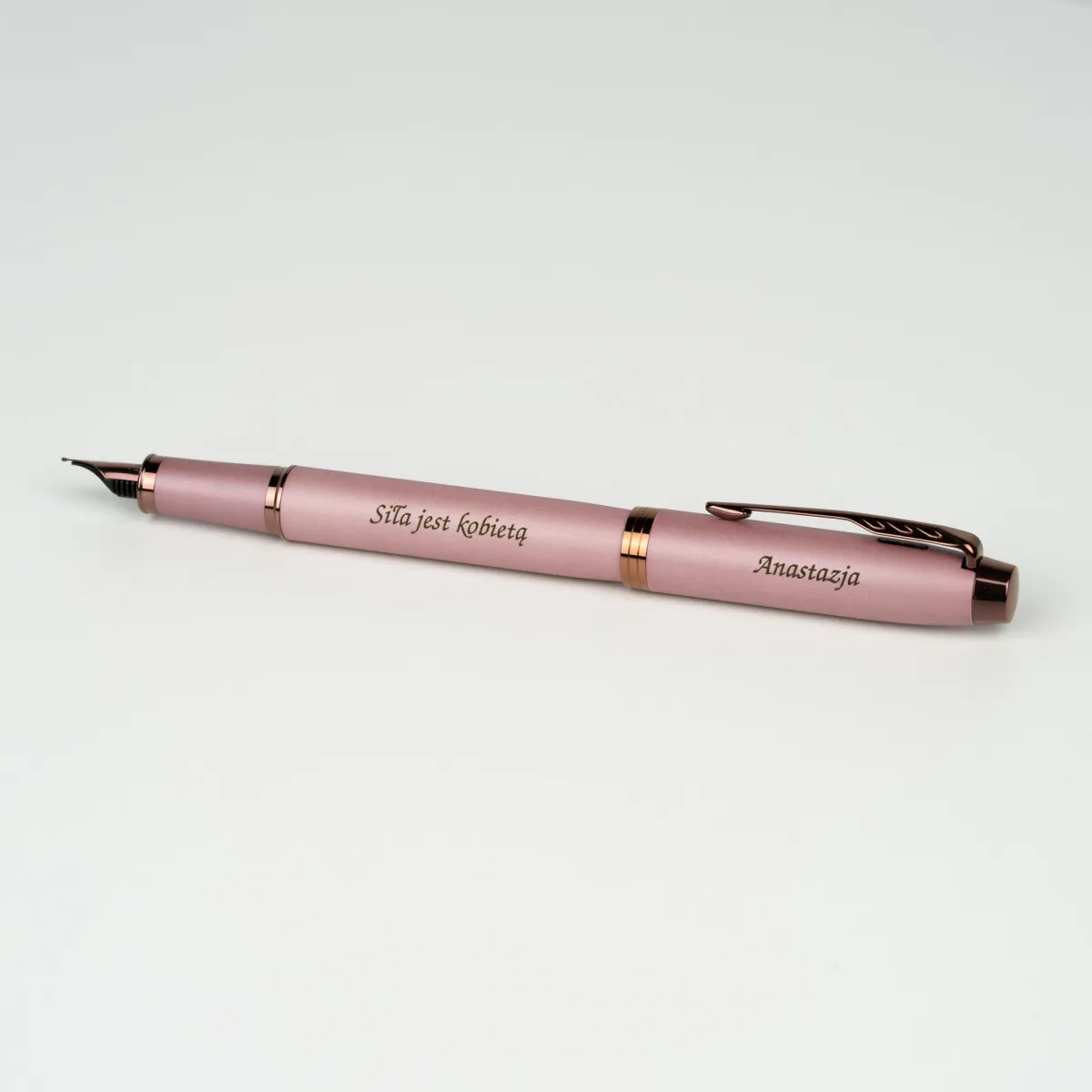 Pióro wieczne Parker IM Rituals Mauve 2235414 z grawerem „Siła jest kobietą Anastazja”, satynowe różowe wykończenie i elegancki design