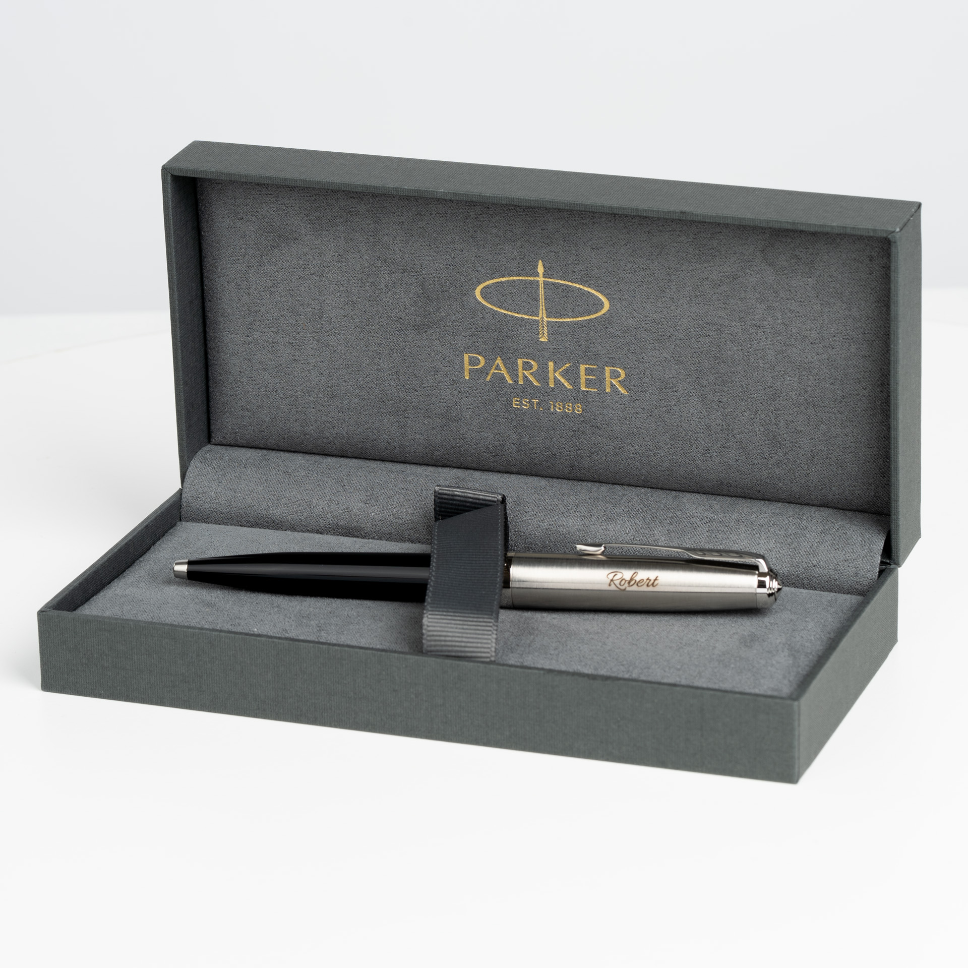 Długopis Parker 51 czarny CT 2123493 w eleganckim pudełku prezentowym z grawerem „Robert”, klasyczny design i stalowe wykończenia