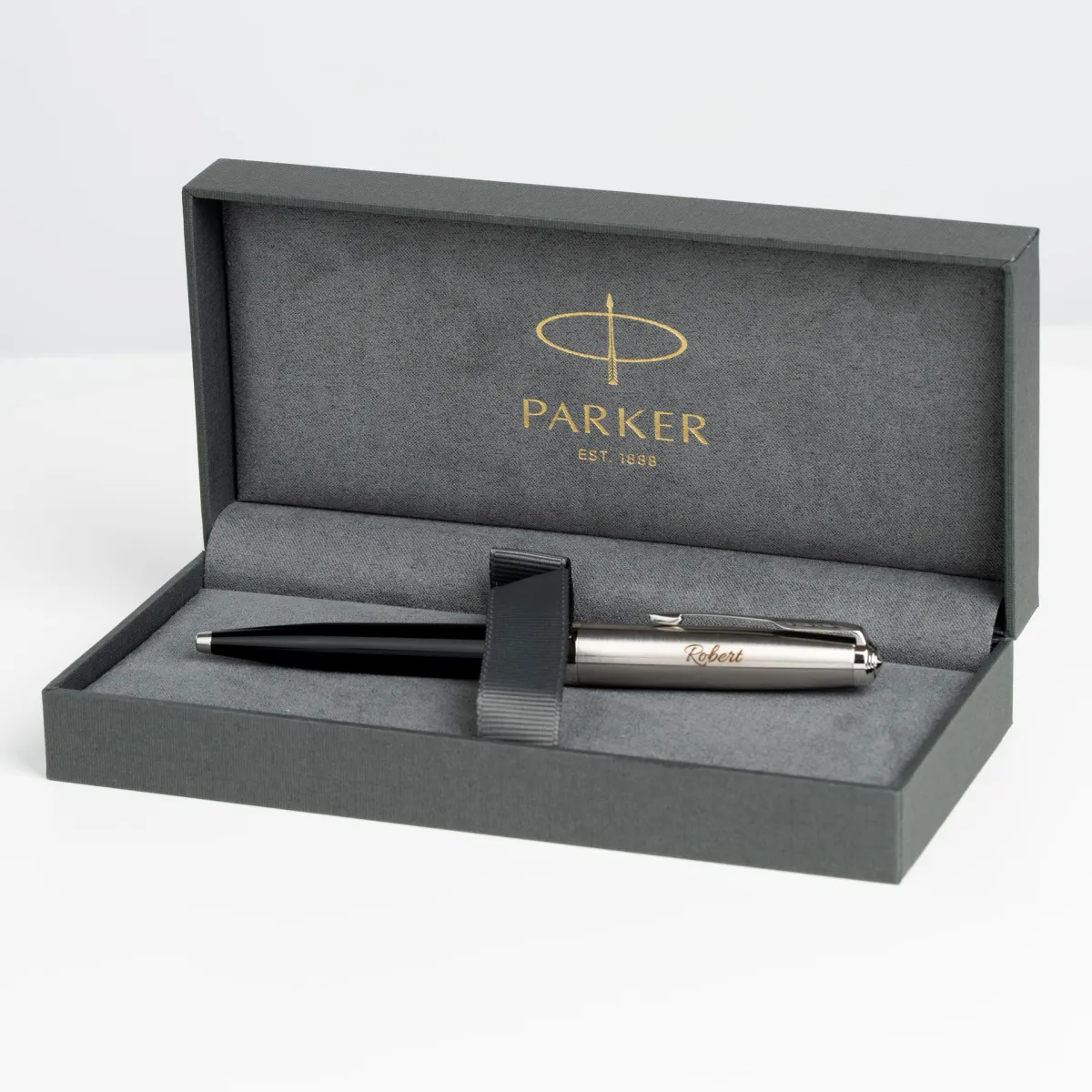 Długopis Parker 51 czarny CT 2123493 w eleganckim pudełku prezentowym z grawerem „Robert”, klasyczny design i stalowe wykończenia