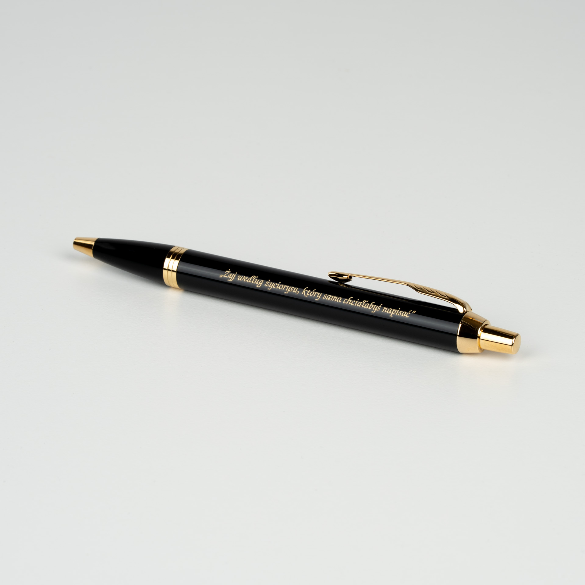 Długopis Parker IM Czarny GT 1931666 z grawerem „Żyj według życiorysu, który sama chciałabyś napisać”, czarny lakier i złote wykończenia