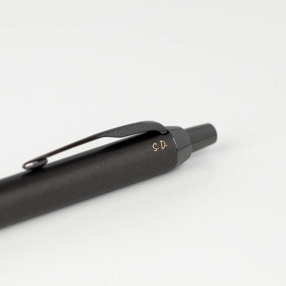 Długopis Parker IM Professionals Monochrome Bronze 2172961 z grawerem &bdquo;S.D.&rdquo;, matowe brązowe wykończenie i minimalistyczny design