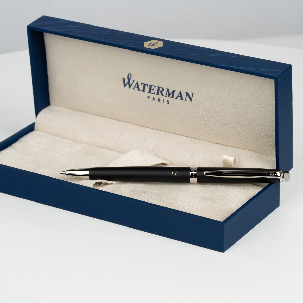 Długopis Waterman Hemisphere czarny matowy CT S0920870 z grawerem &bdquo;I.L.&rdquo; w eleganckim pudełku prezentowym