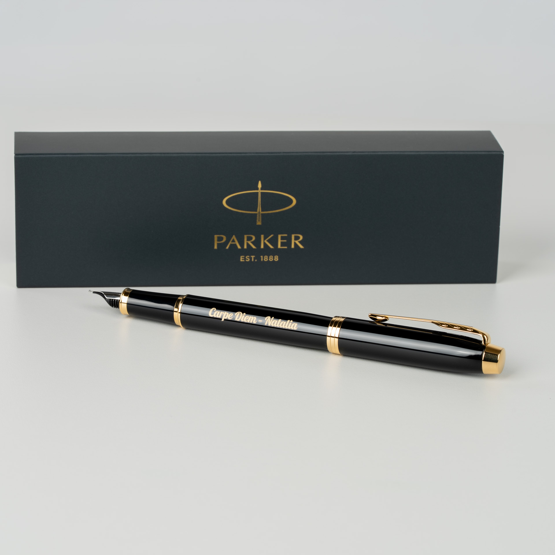 Pióro wieczne Parker IM Czarne GT 1931652 z grawerem „Carpe Diem – Natalia”, eleganckie czarne wykończenie ze złotymi detalami i pudełkiem