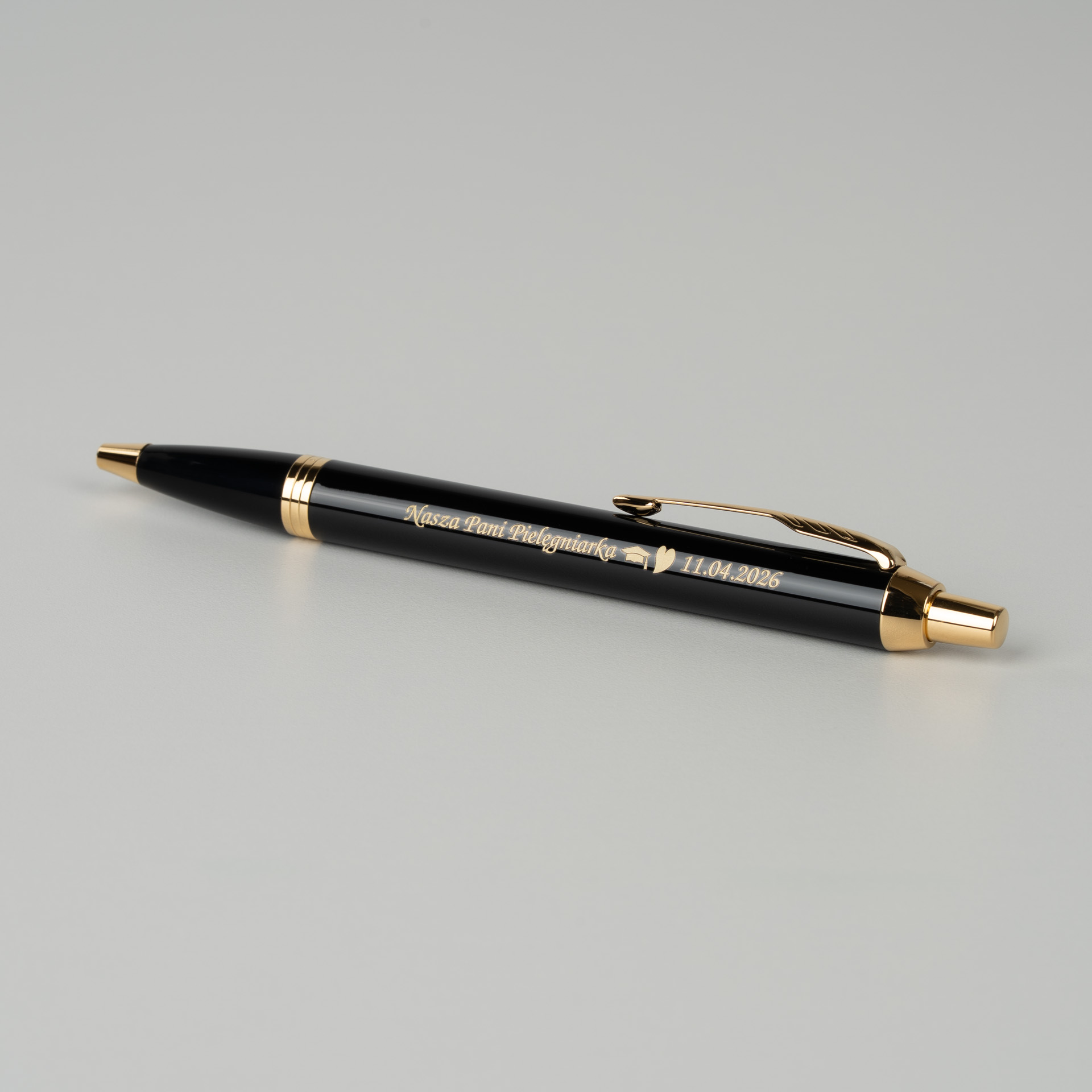 Długopis Parker IM Czarny GT 1931666 z grawerem „Nasza Pani Pielęgniarka 11.04.2026”, eleganckie czarne wykończenie ze złotymi detalami