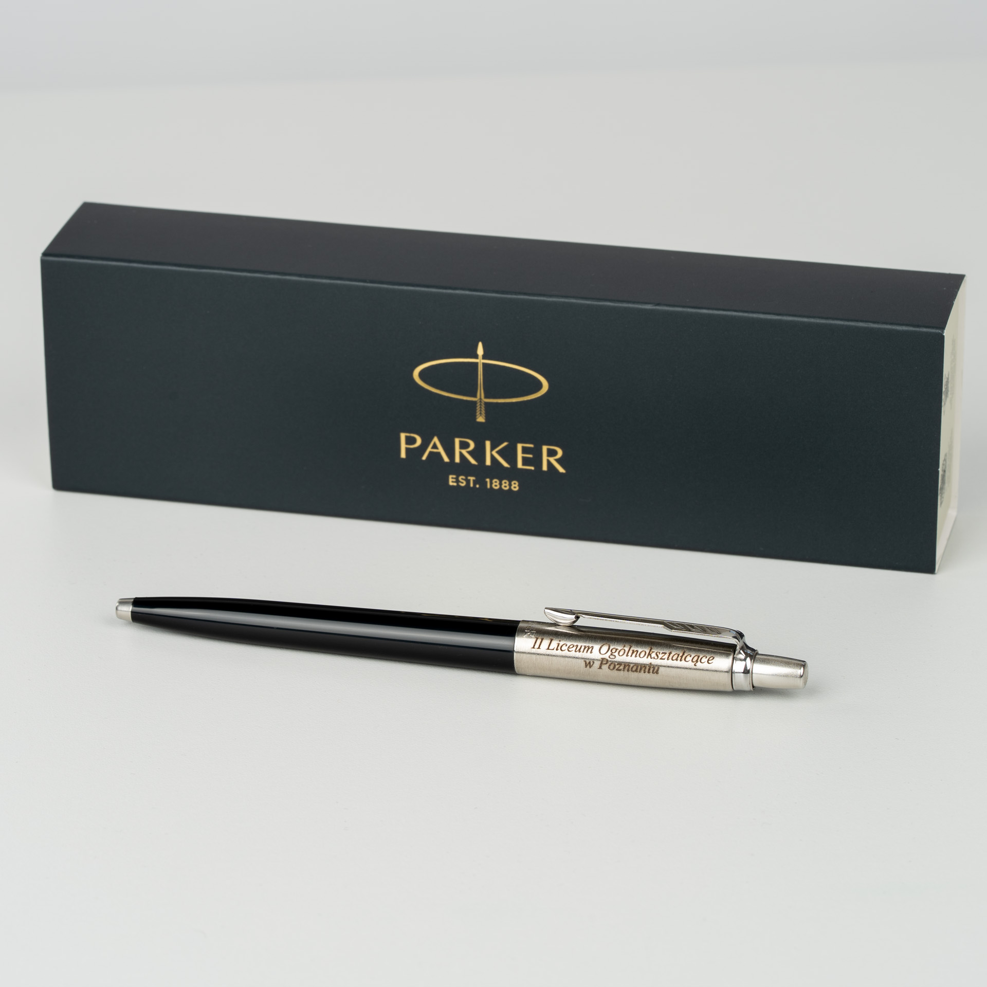 Długopis Parker Jotter czarny 2096873 z grawerem „II Liceum Ogólnokształcące w Poznaniu” na stalowej części korpusu
