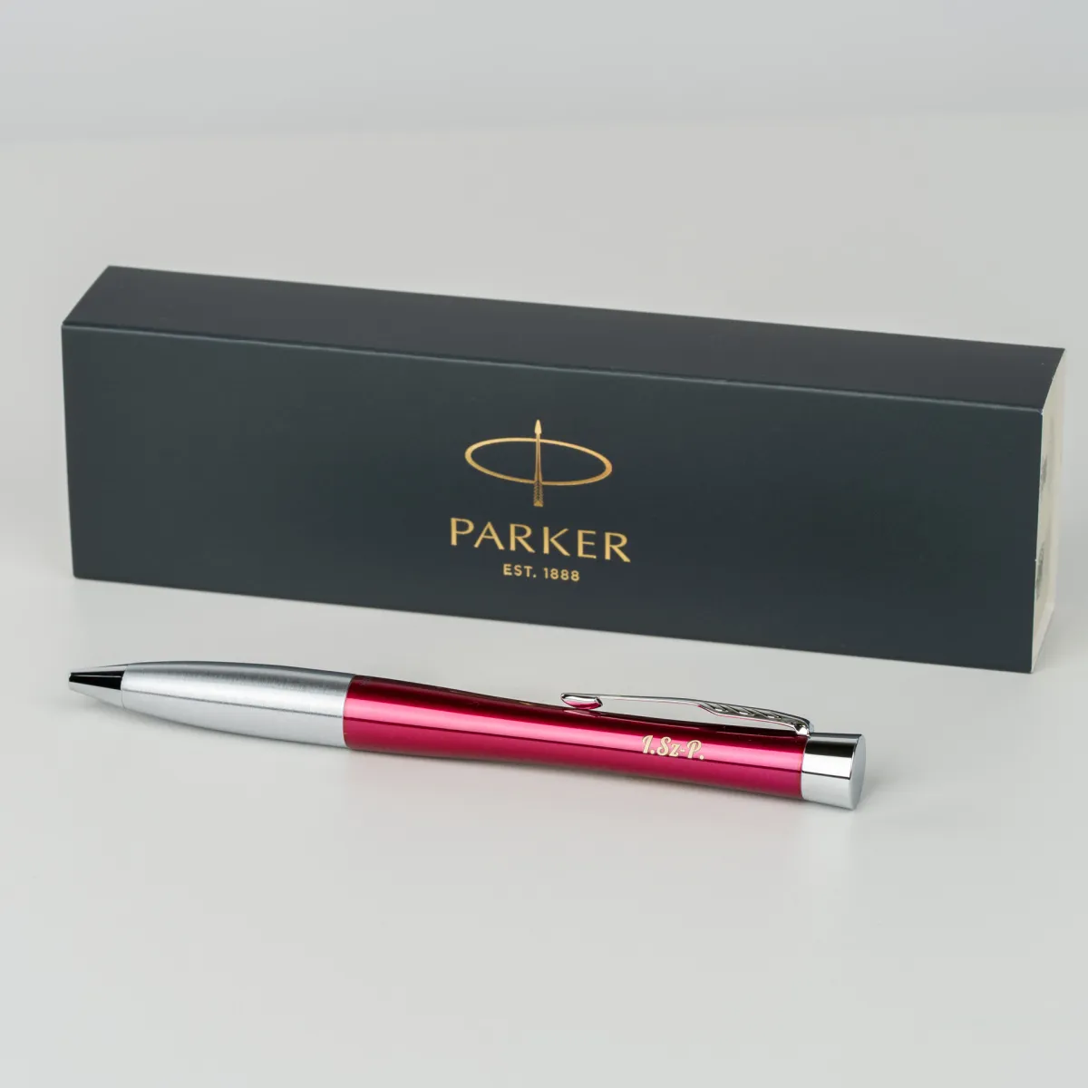 Długopis Parker Urban Magenta CT 2143642 z grawerem &bdquo;I.Sz.P.&rdquo;, metaliczny r&oacute;żowy korpus ze srebrnymi wykończeniami