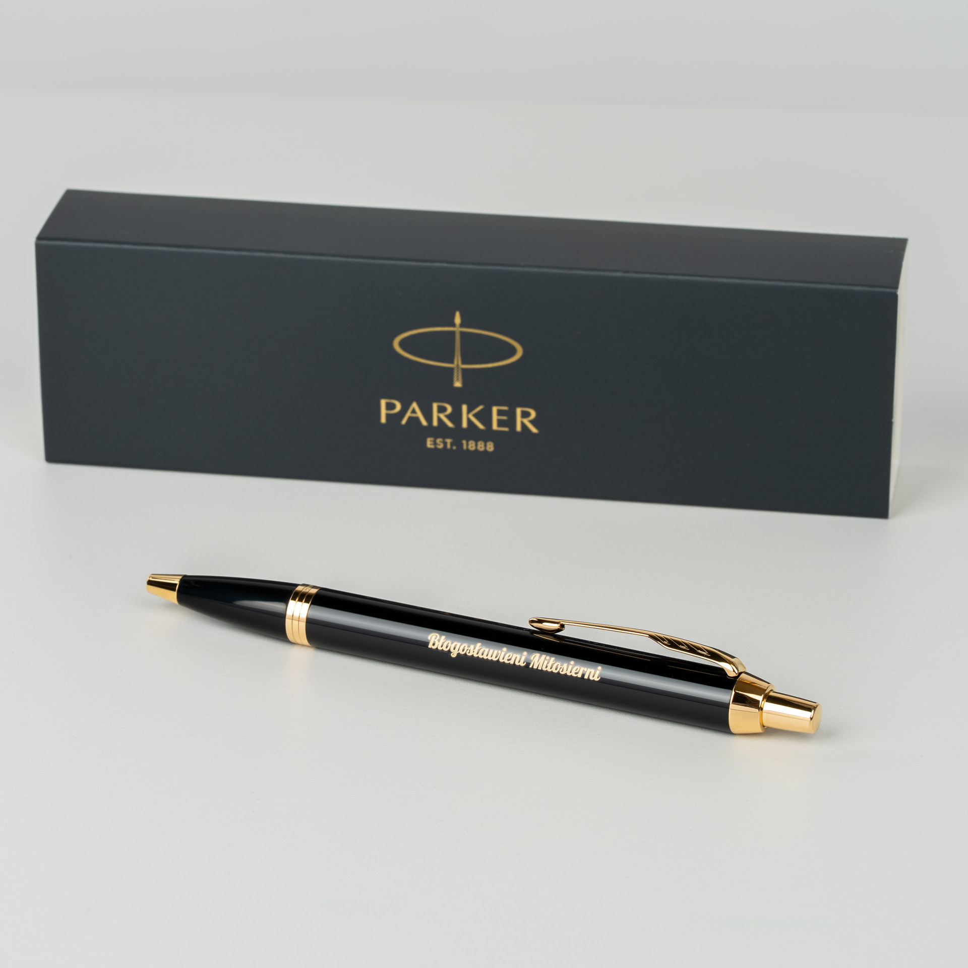 Długopis Parker IM Czarny GT 1931666 z grawerem „Błogosławieni Miłosierni”, elegancki czarny korpus ze złotymi wykończeniami
