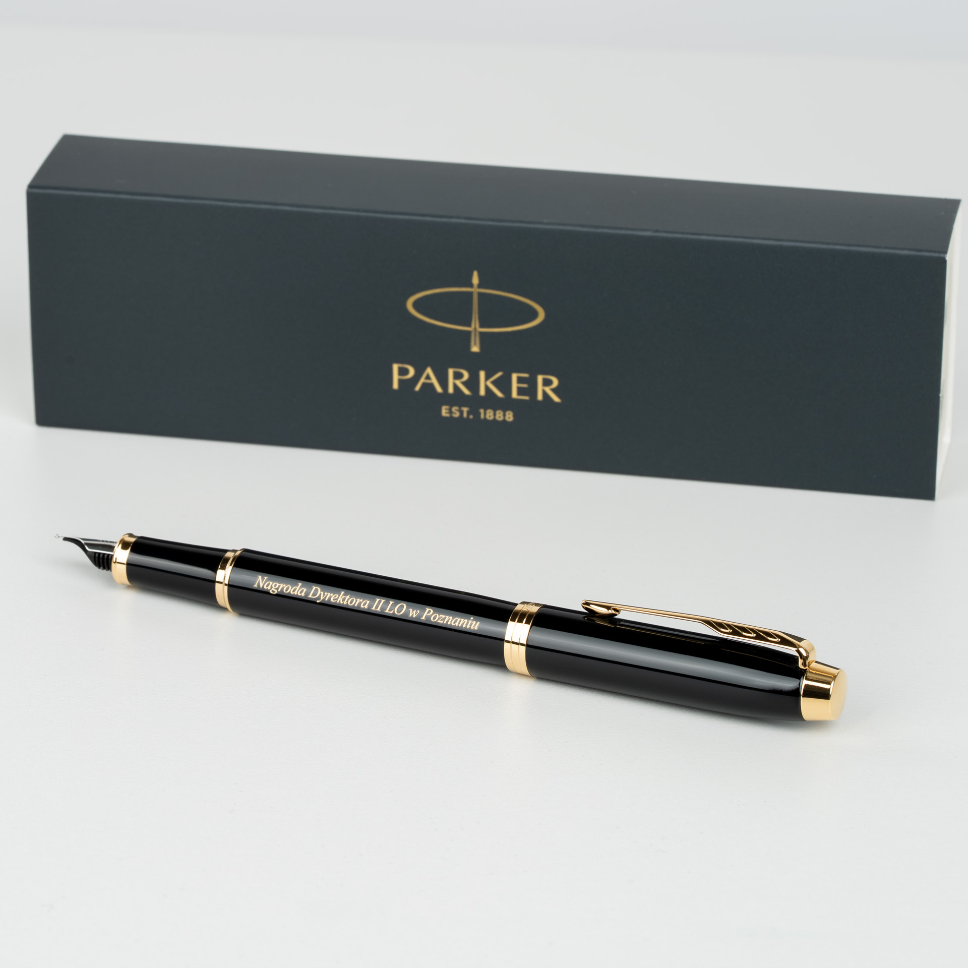 Pióro wieczne Parker IM Czarne GT 1931652 z grawerem „Nagroda Dyrektora II LO w Poznaniu”, elegancki czarny lakier ze złotymi wykończeniami
