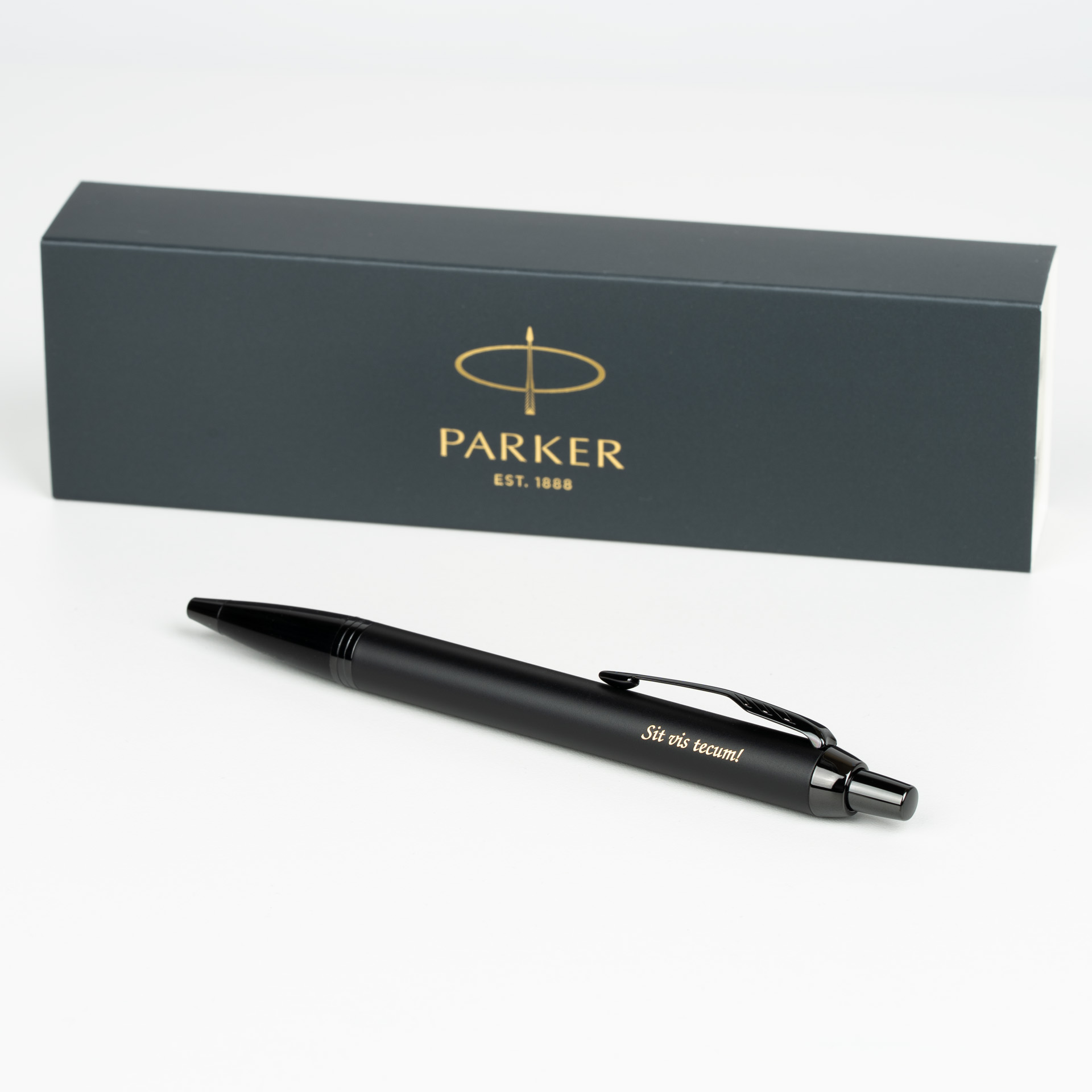 Długopis Parker IM Achromatic Czarny 2127618 z grawerem „Sit vis tecum!”, matowy czarny korpus z czarnymi wykończeniami