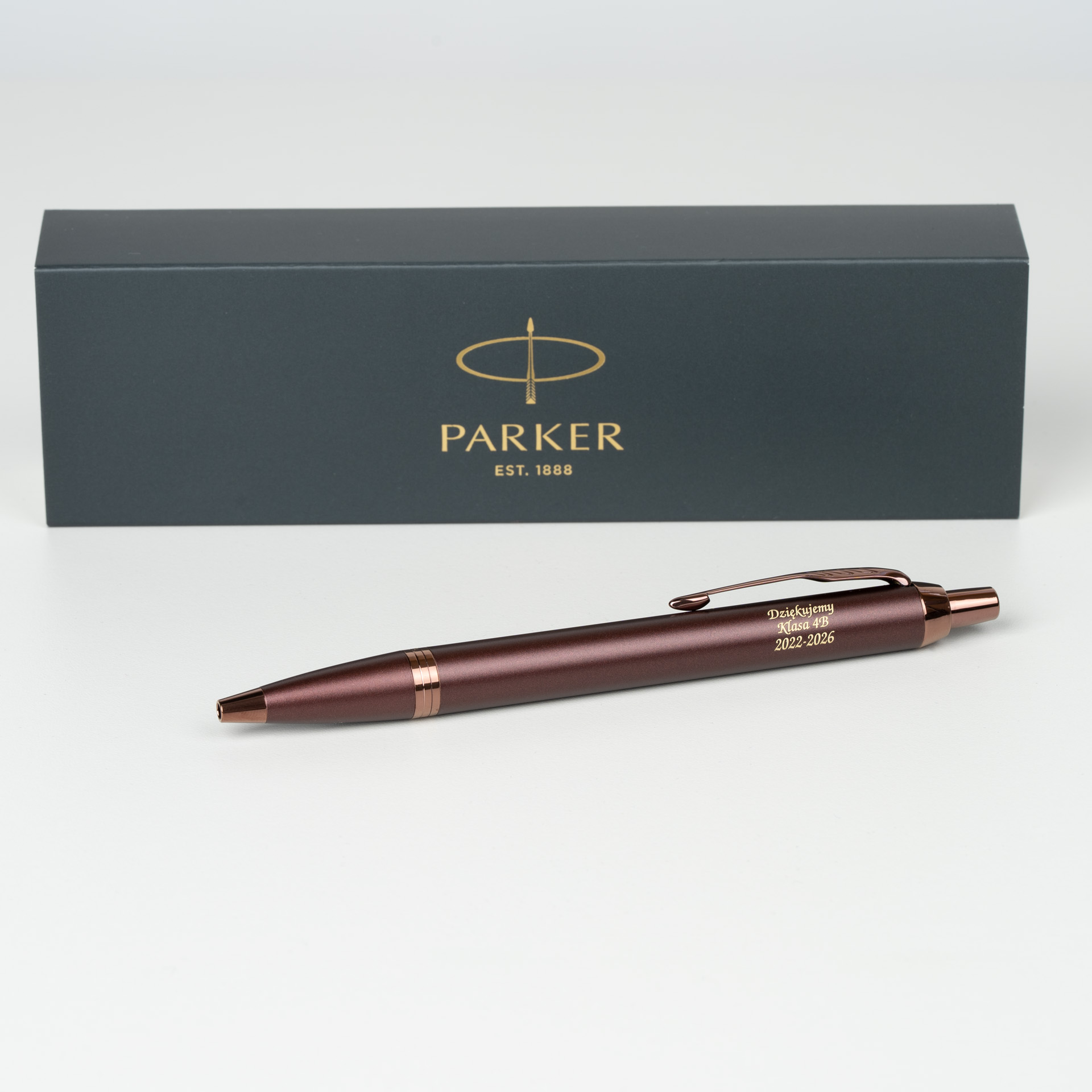 Długopis Parker IM Professionals Monochrome Burgundy 2190514 z grawerem „Dziękujemy Klasa 4B 2022–2026”, matowy bordowy korpus
