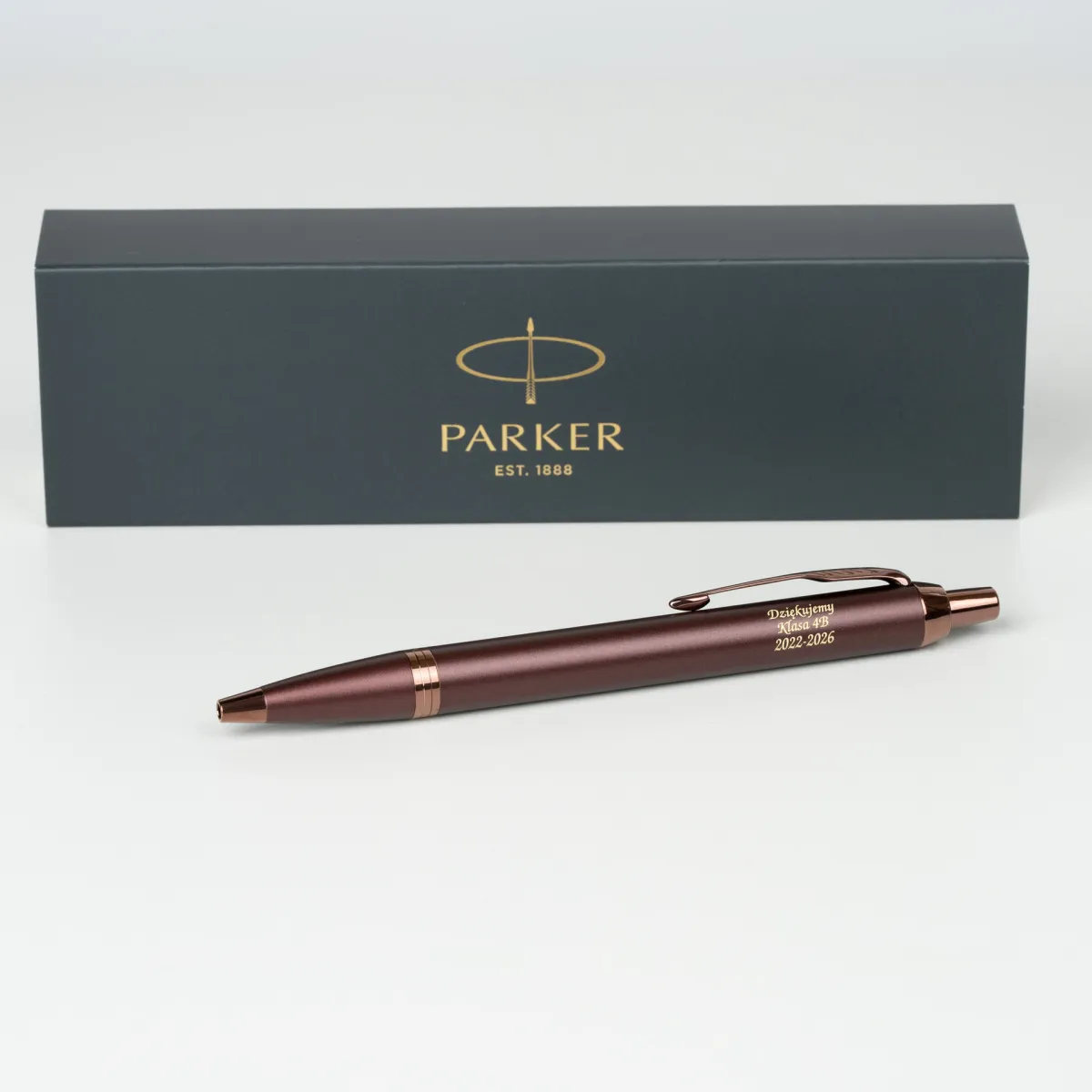 Długopis Parker IM Professionals Monochrome Burgundy 2190514 z grawerem &bdquo;Dziękujemy Klasa 4B 2022&ndash;2026&rdquo;, matowy bordowy korpus