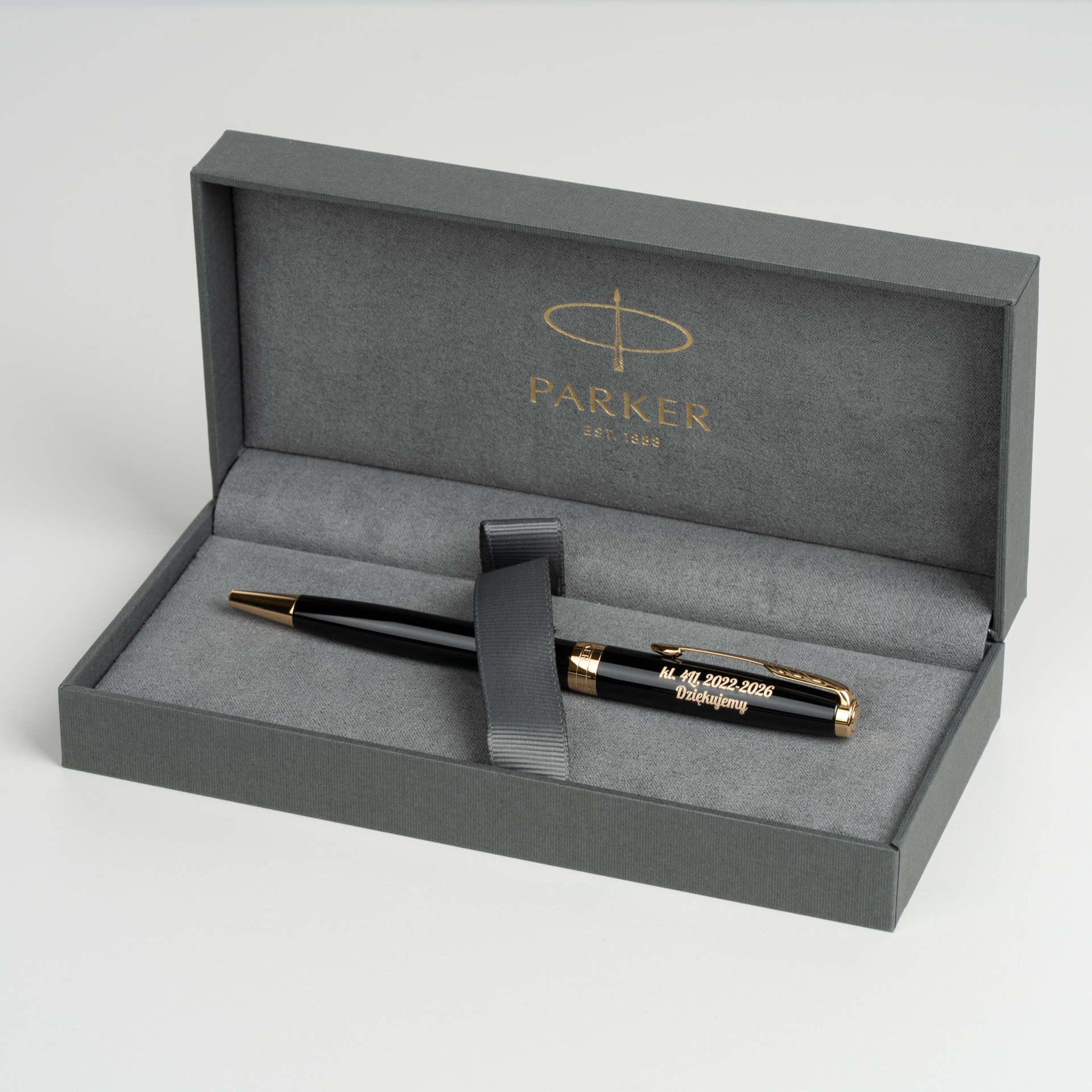 Długopis Parker Sonnet Czarna Laka GT 1931497 w eleganckim etui prezentowym, czarny lakier z pozłacanymi wykończeniami i grawerem „kl. 4I 2022–2026 Dziękujemy”