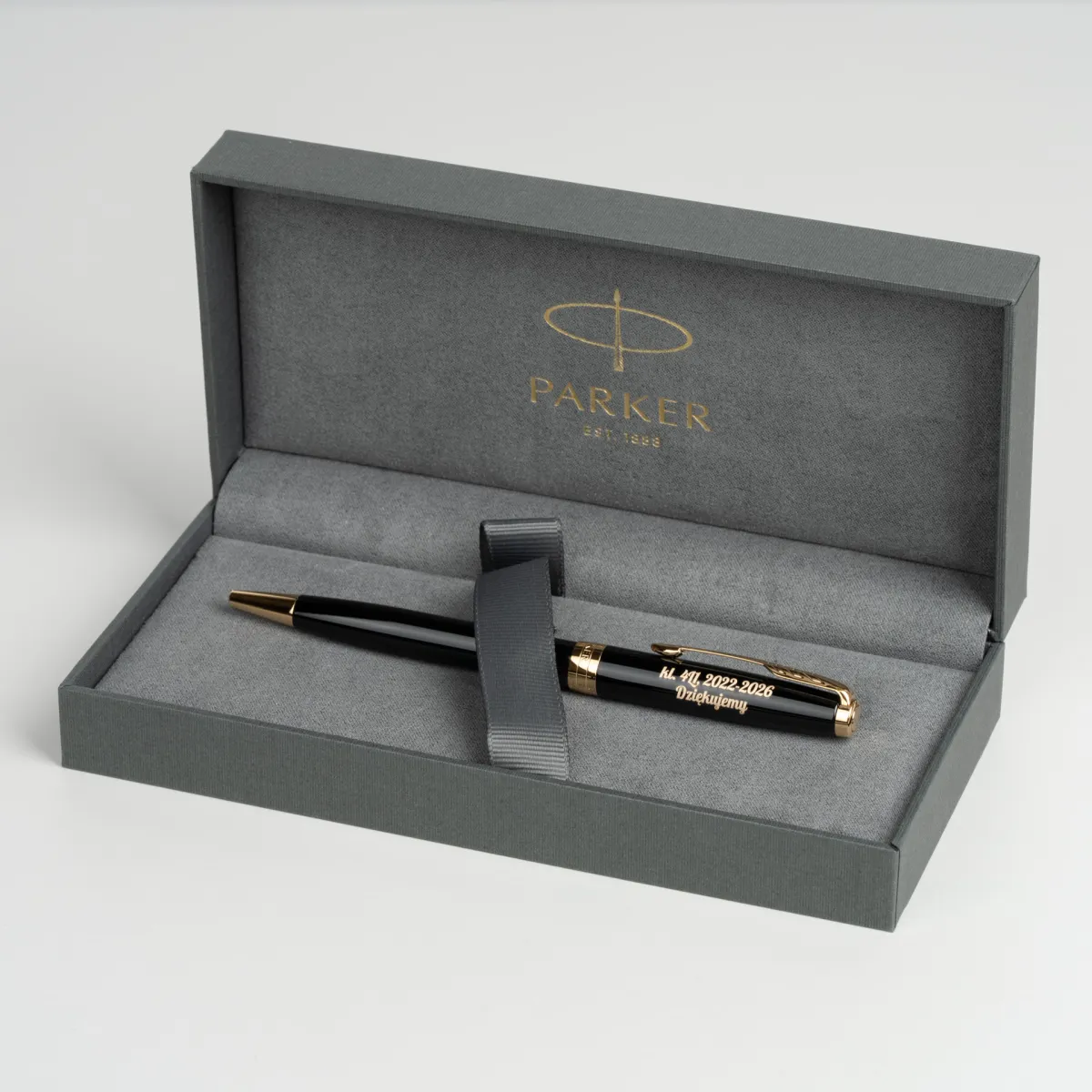 Długopis Parker Sonnet Czarna Laka GT 1931497 w eleganckim etui prezentowym, czarny lakier z pozłacanymi wykończeniami i grawerem „kl. 4I 2022–2026 Dziękujemy”