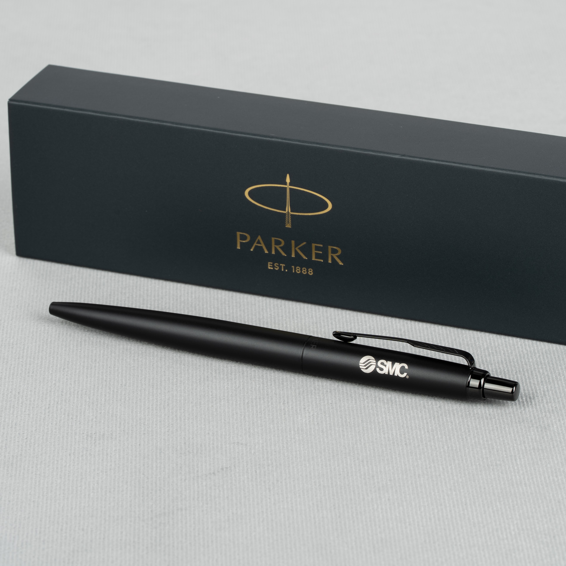 Długopis Parker Jotter XL Monochrome Black 2122753 z grawerem logo SMC, czarny matowy korpus i czarne wykończenia