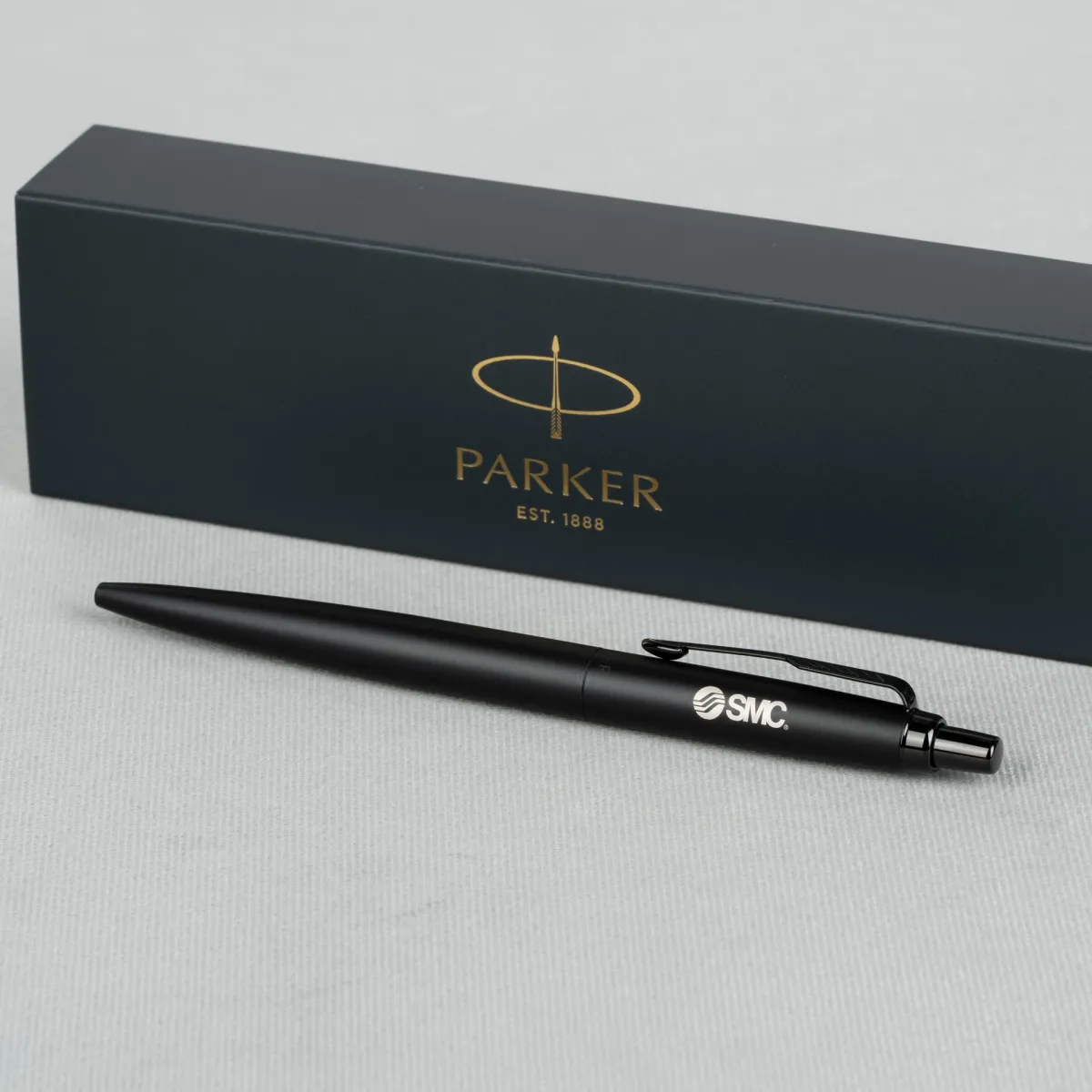 Długopis Parker Jotter XL Monochrome Black 2122753 z grawerem logo SMC, czarny matowy korpus i czarne wykończenia