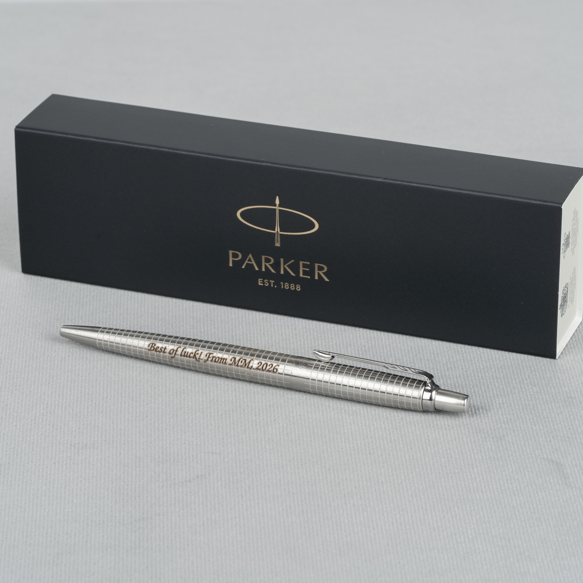 Długopis Parker Jotter 70th Anniversary Stainless Steel CT 2205530 z grawerem „Best of luck! From MM 2026”, stalowy korpus w kratę