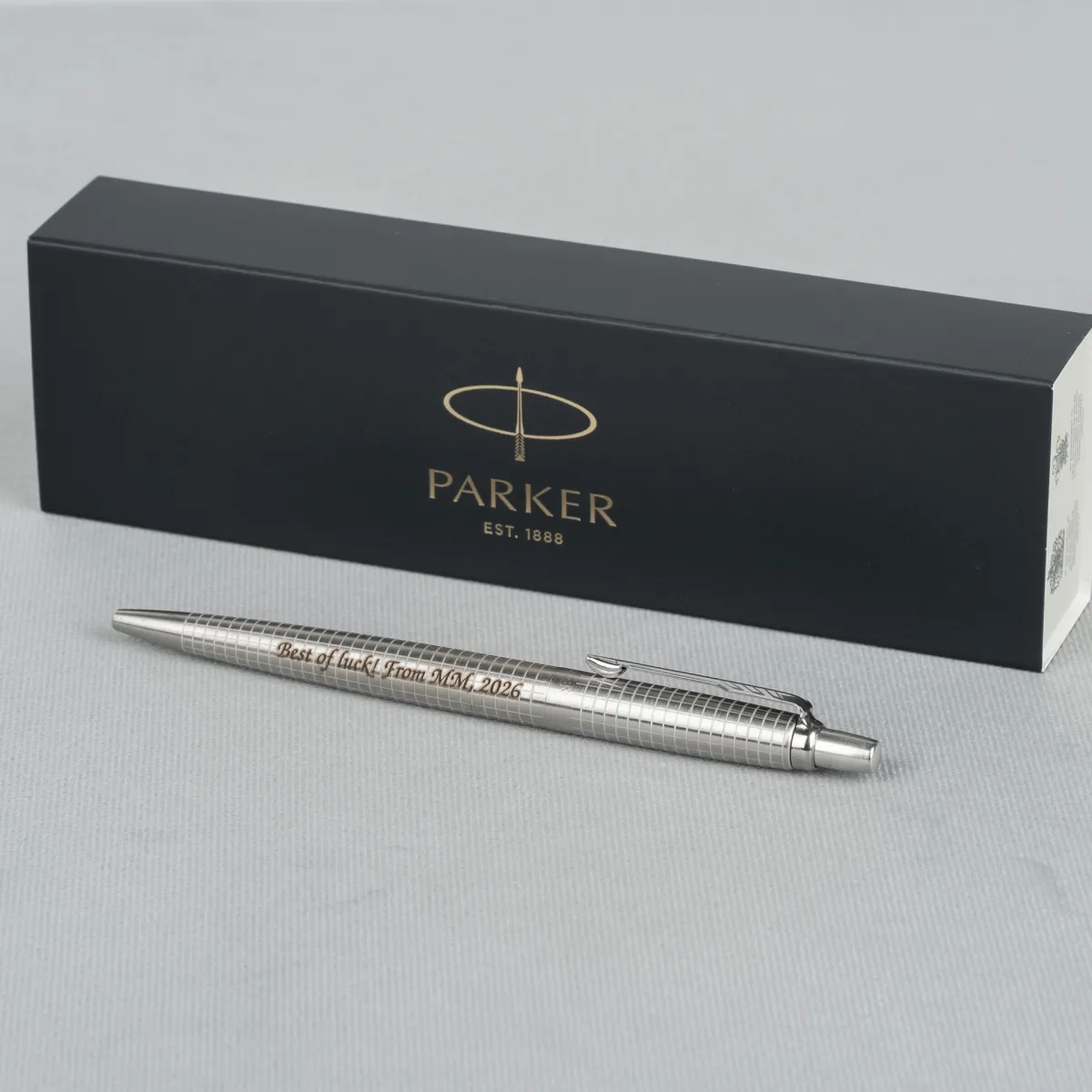 Długopis Parker Jotter 70th Anniversary Stainless Steel CT 2205530 z grawerem &bdquo;Best of luck! From MM 2026&rdquo;, stalowy korpus w kratę