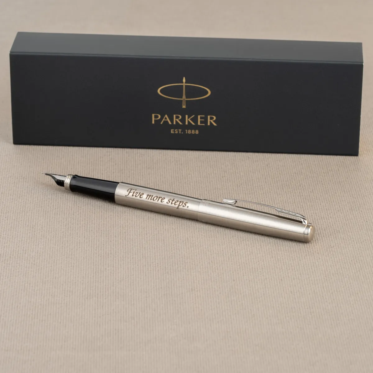 Pi&oacute;ro wieczne Parker Jotter Stainless Steel CT 2030946 z grawerem &bdquo;Five more steps.&rdquo; na stalowym korpusie