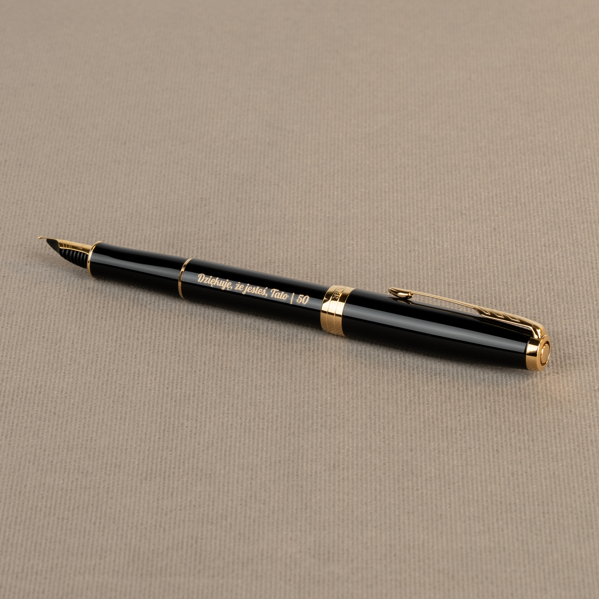 Pióro wieczne Parker Sonnet czarne GT 1931495 z grawerem „Dziękuję, że jesteś, Tato | 50” na tle materiału