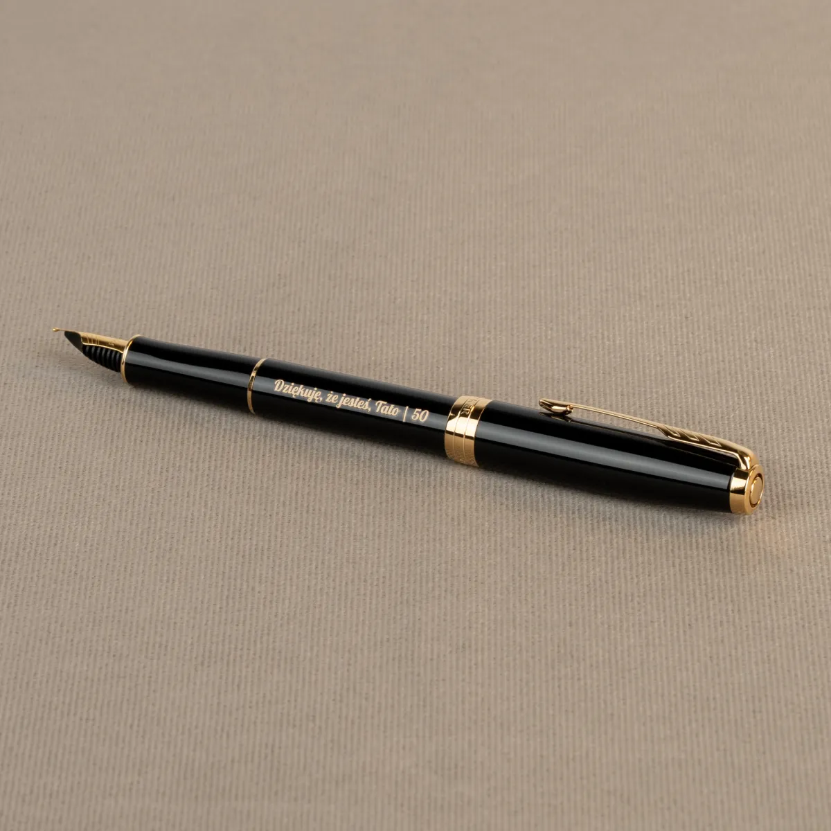 Pióro wieczne Parker Sonnet czarne GT 1931495 z grawerem „Dziękuję, że jesteś, Tato | 50” na tle materiału