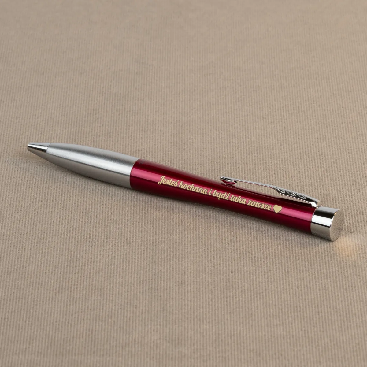 Długopis Parker Urban Magenta CT 2143642 z grawerem &bdquo;Jesteś kochana i bądź taka zawsze &hearts;&rdquo; na jasnym tle