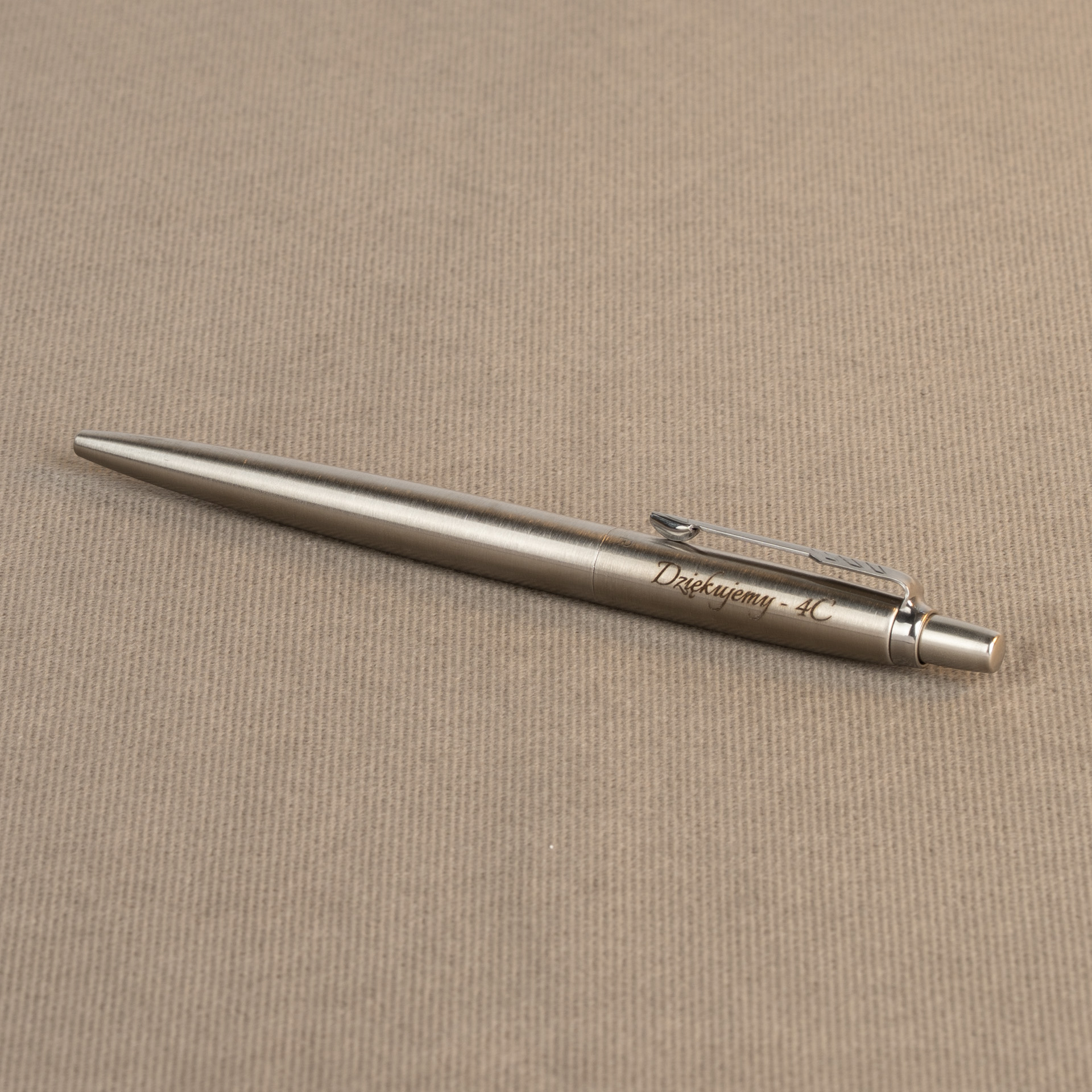 Długopis Parker Jotter stalowy matowy CT 1953170 z grawerem „Dziękujemy – 4C” na beżowym tle