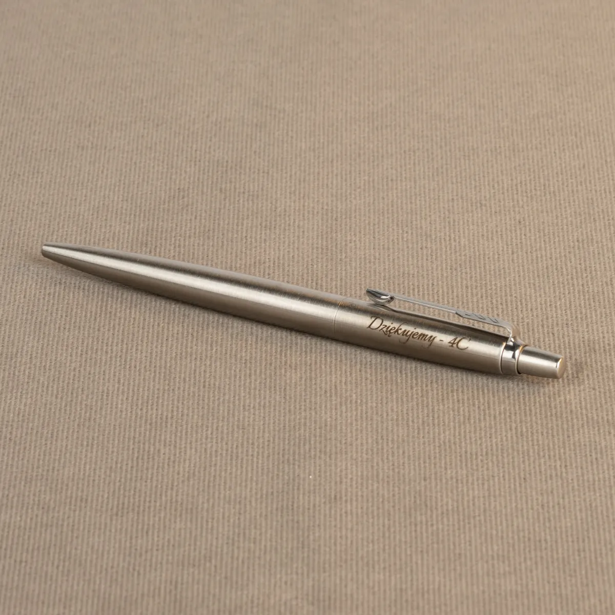 Długopis Parker Jotter stalowy matowy CT 1953170 z grawerem &bdquo;Dziękujemy &ndash; 4C&rdquo; na beżowym tle